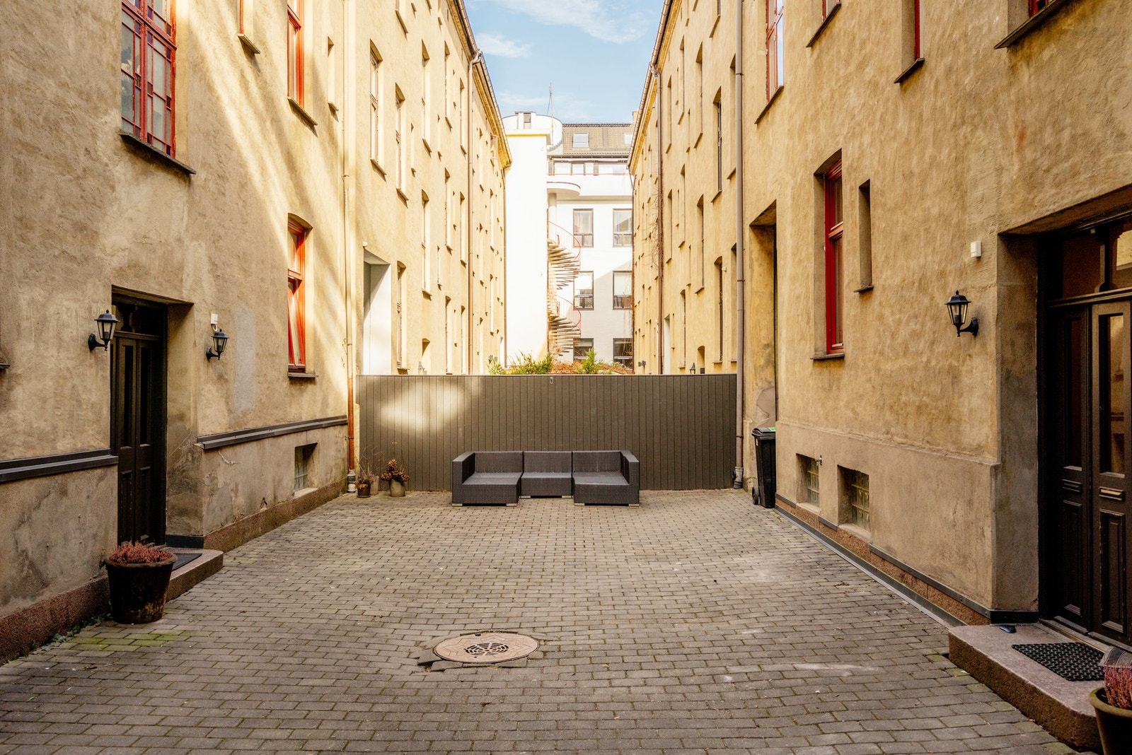 Felles bakgård. Galleribilde