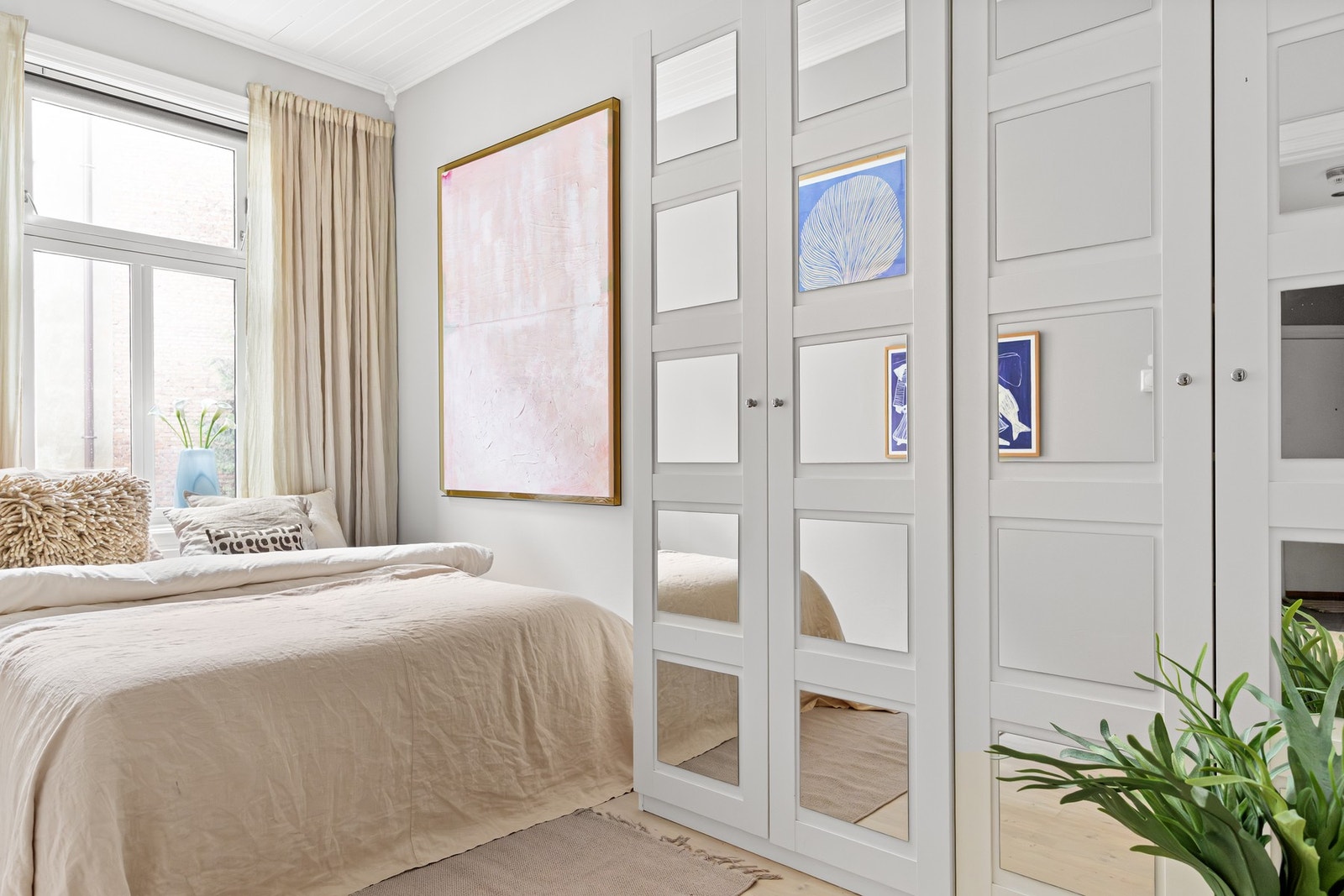 Lyst og fint hovedsoverom med stor garderobe. Galleribilde