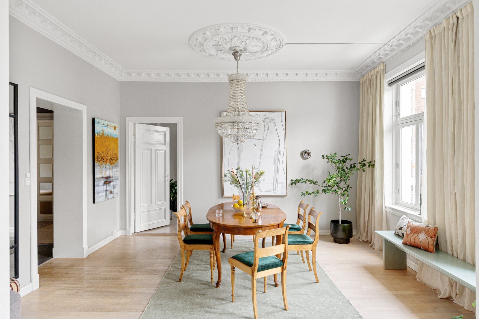 Meget romslig spisestue med god plass til stort spisebord. Galleribilde