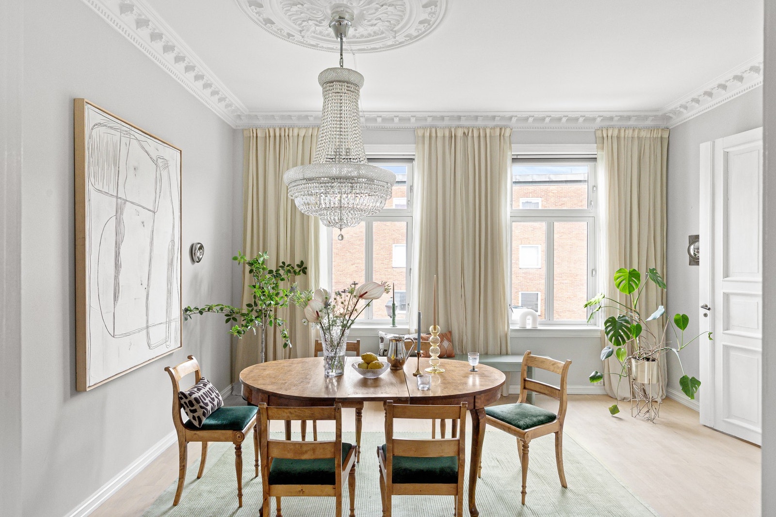 Leiligheten oppleves lys og luftig, med god takhøyde og store vindusflater. Galleribilde