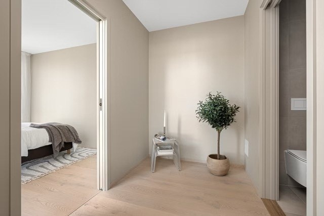 Garderoberom med plass til garderobeskap om ønskelig. Praktiske skyvedører inn til hovedsoverom og eget bad. Galleribilde