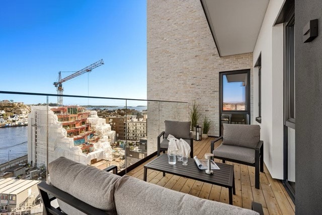 På balkongen er det plass til en sittegruppe og grill om ønskelig. Galleribilde