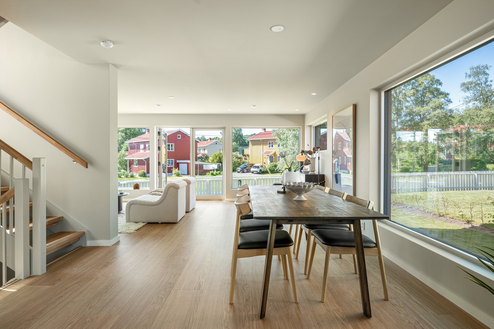 Huset har et lekkert en-stavs herdet tregulv og det er utstrakt bruk av downlights for fin kveldsbelysning. Galleribilde