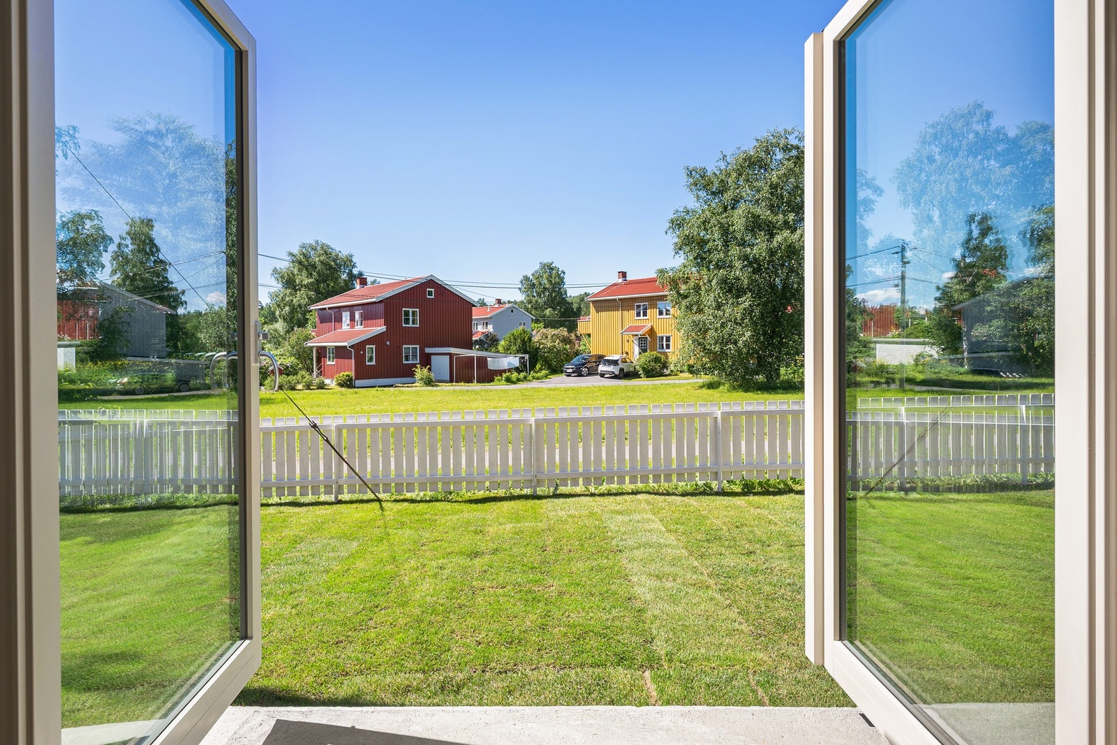 Nyoppført og ubebodd familiebolig med gjennomført standard, moderne arkitektur, store vindusflater, hage og en innholdsrik planløsning over flere nivåer. Galleribilde