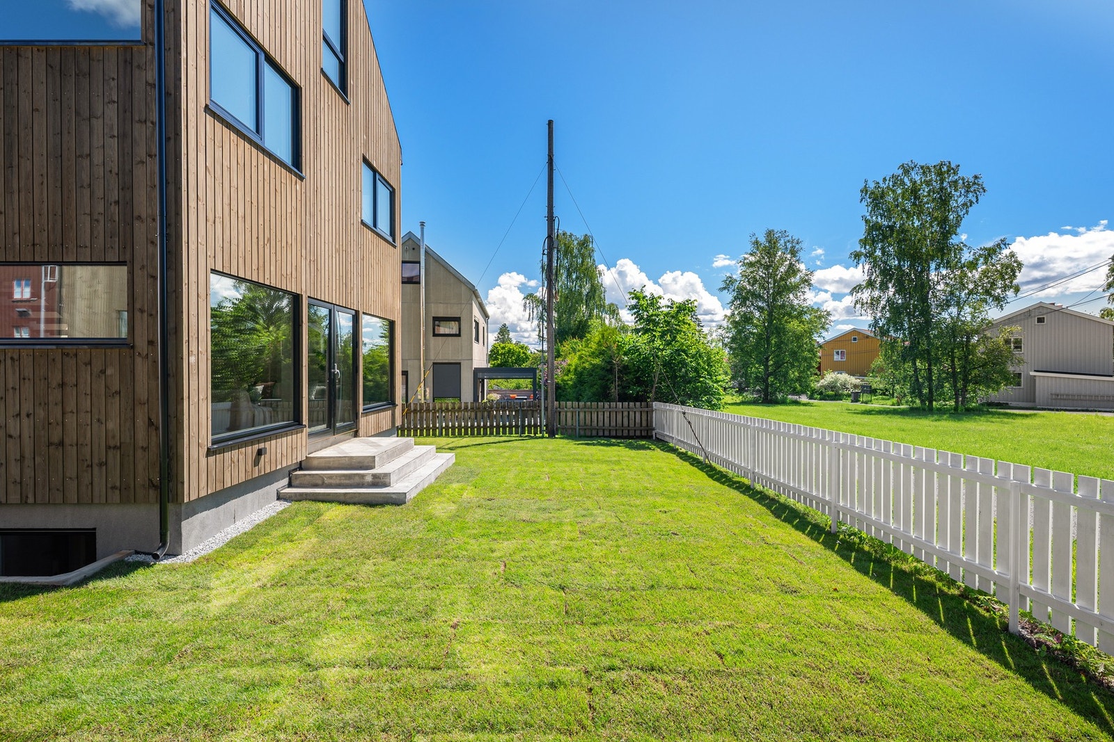 Seksjonen har eksklusiv bruksrett til hageareal med direkte adkomst fra stue/kjøkken, og gode muligheter for å etablere platting eller en hyggelig uteplass. Galleribilde
