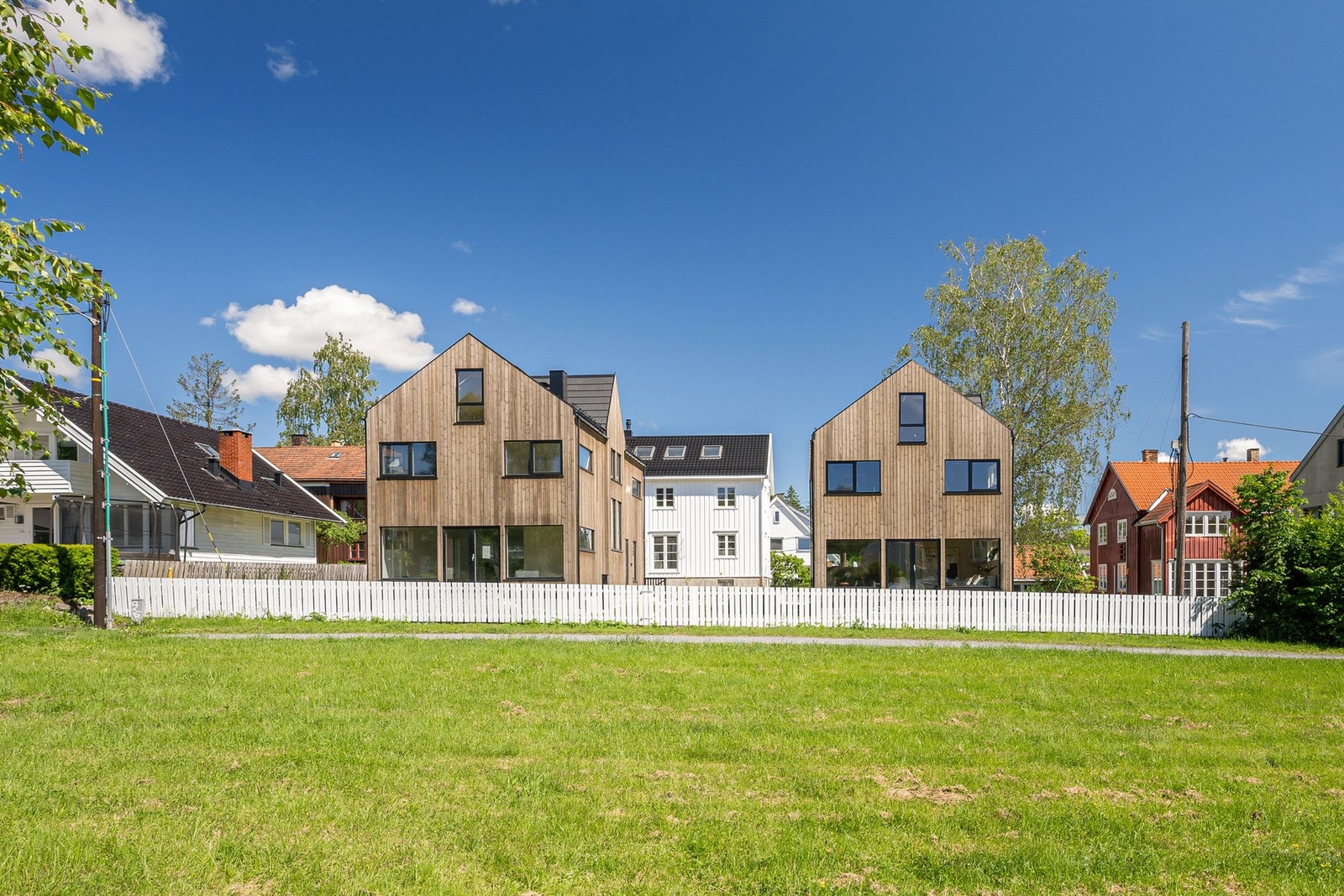 Boligen har en særdeles attraktiv og barnevennlig beliggenhet på Vestre Holmen/Makrellbekken, med grøntområde rett utenfor, kort vei til T-bane, dagligvare, skoler og barnehager. Galleribilde
