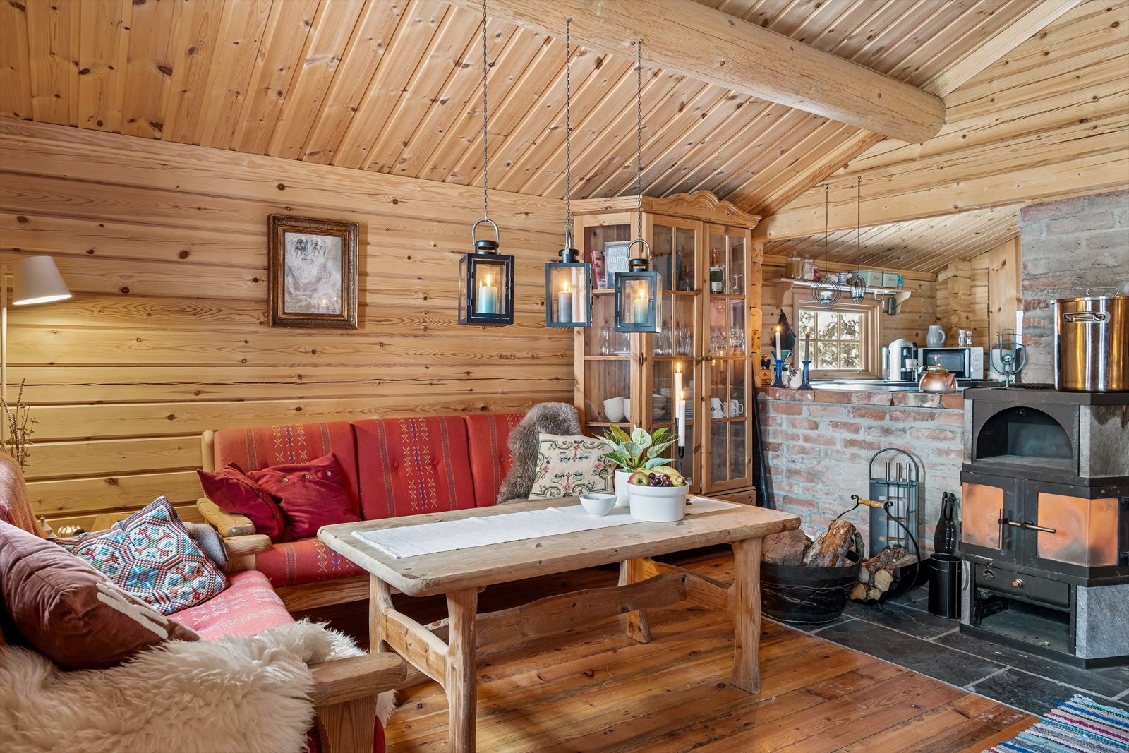 En sentralt plassert klebersteins-/metallovn sørger for effektiv oppvarming og hygge. Galleribilde