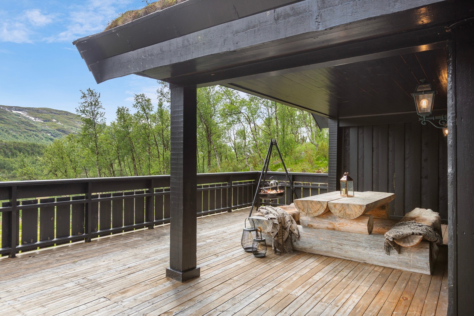 Romslig terrasse med flere møbleringsmuligheter og naturskjønn utsikt. Perfekt for sosiale sammenkomster. Galleribilde