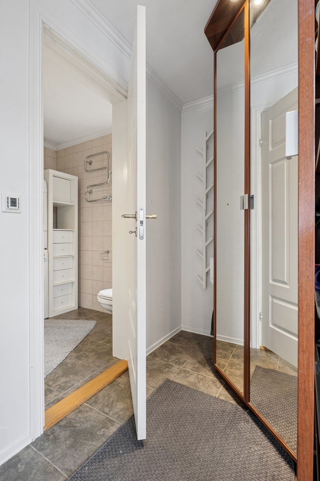 Fra entréen er det direkte tilgang til badet og den åpne stuen. Galleribilde