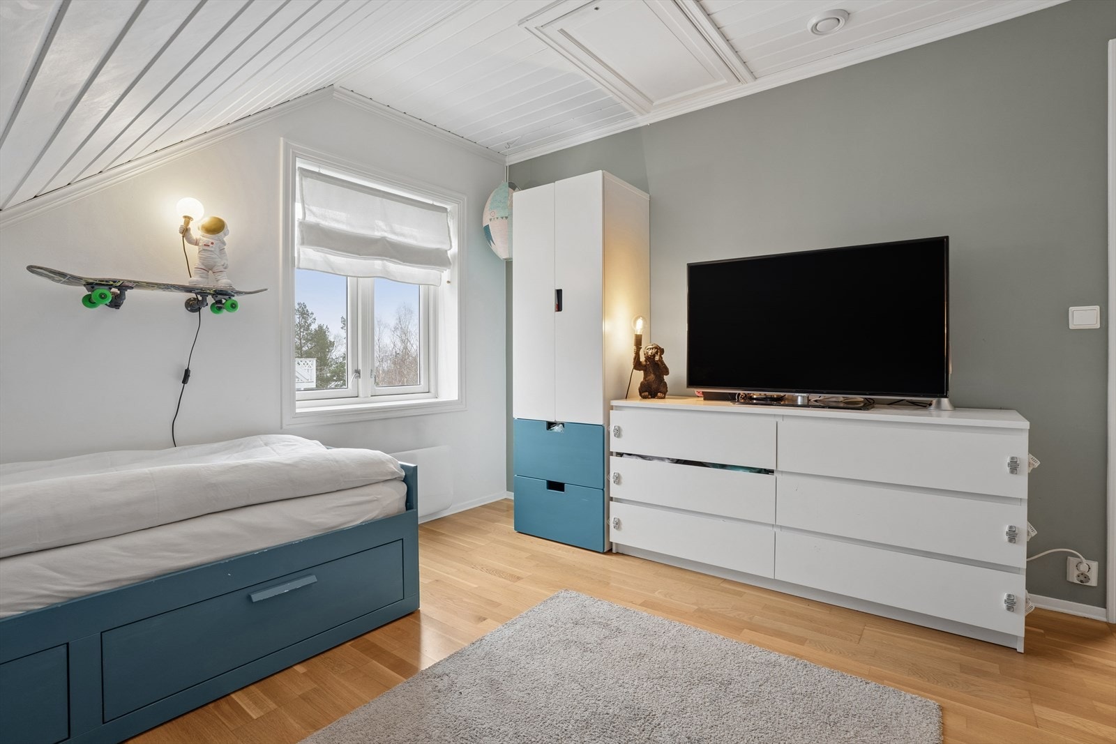 Soverommet i loftsetasjen har en takhøyde på cirka 2,40 meter og adkomst til kaldtloft via nedfellbar stige. Galleribilde