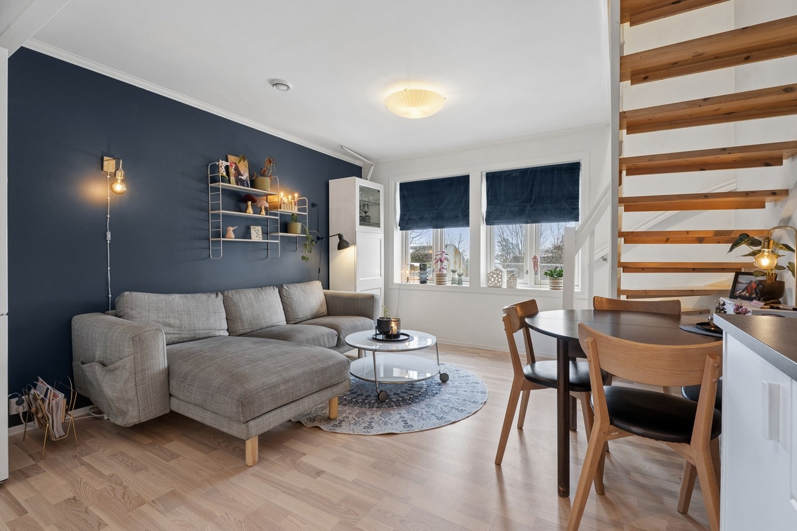 Stuen er i åpen løsning med kjøkkenet. Her er det plass til en sofagruppe og spisebord. Galleribilde