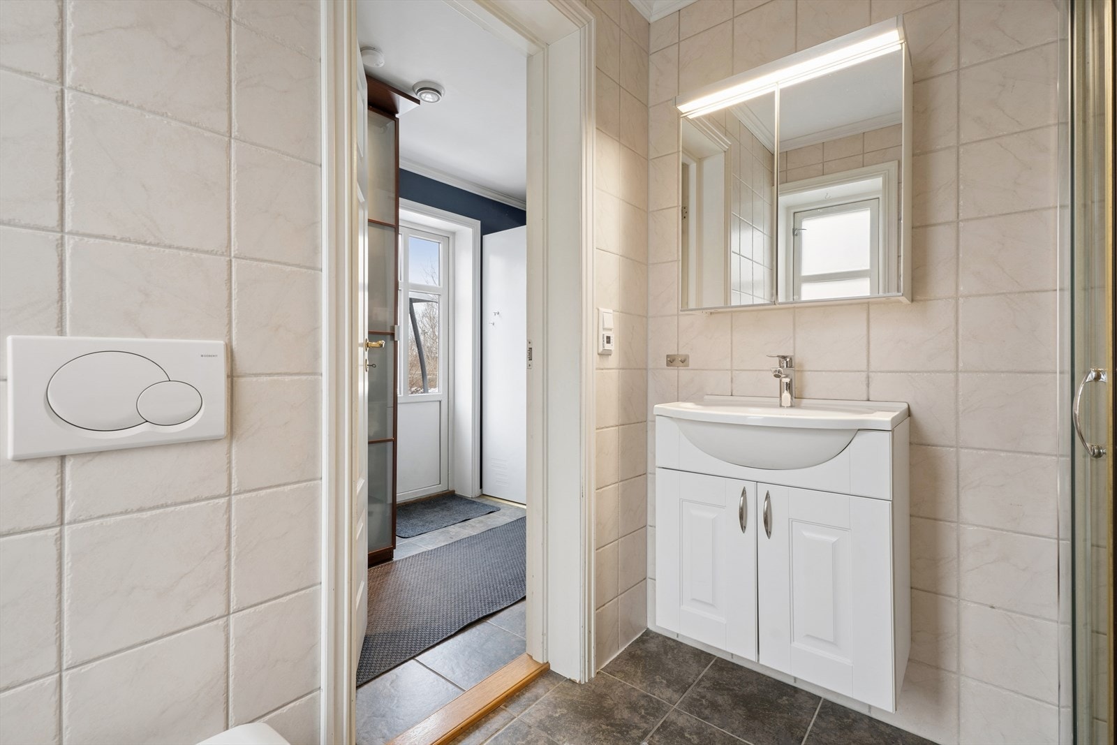 Badet er utstyrt med mekanisk avtrekk som er koblet til boligens balanserte ventilasjonsanlegg. Galleribilde
