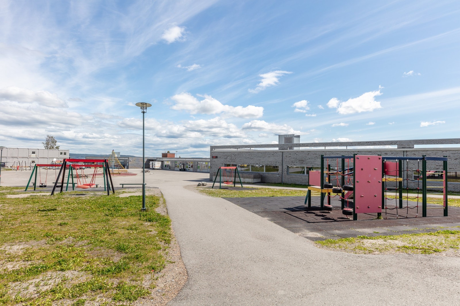 Skjetten skole og Skjettenhallen like ved eiendommen Galleribilde