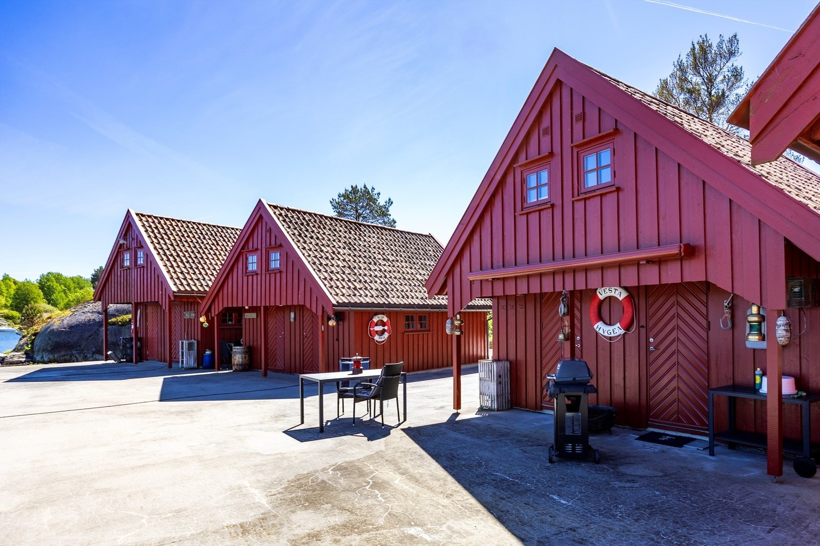 Fellesarealene består i hovedsak av betong brygge og plattinger. Galleribilde