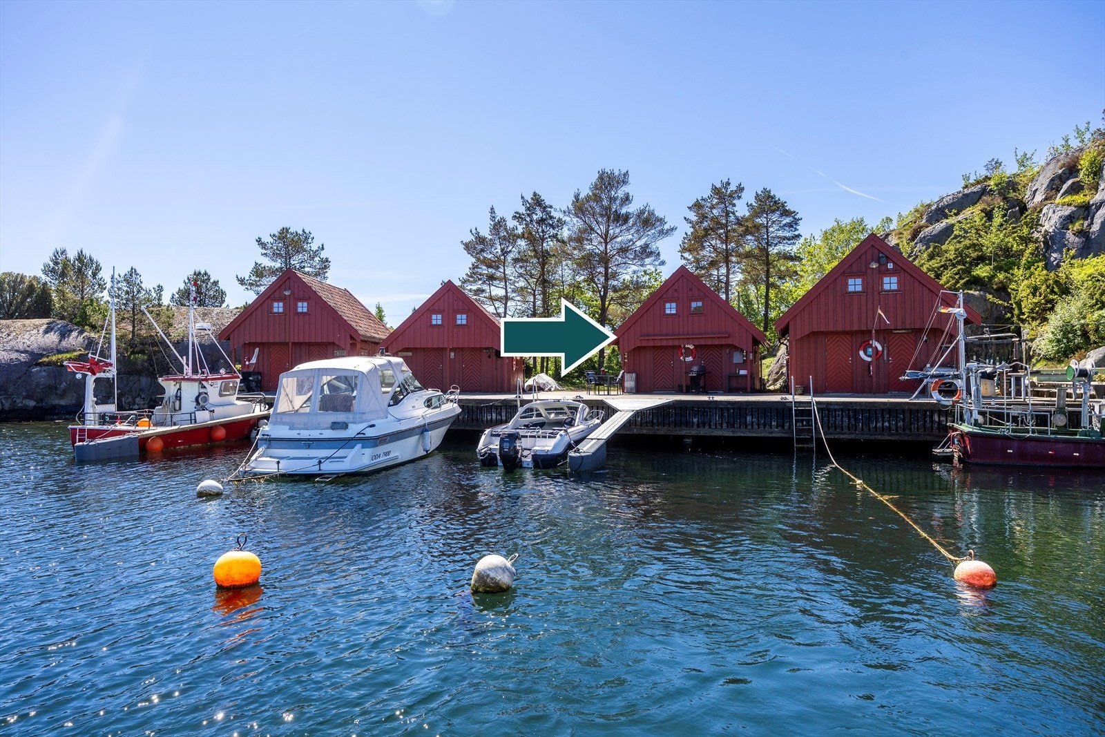 Sjøbua er markert med pil. Galleribilde
