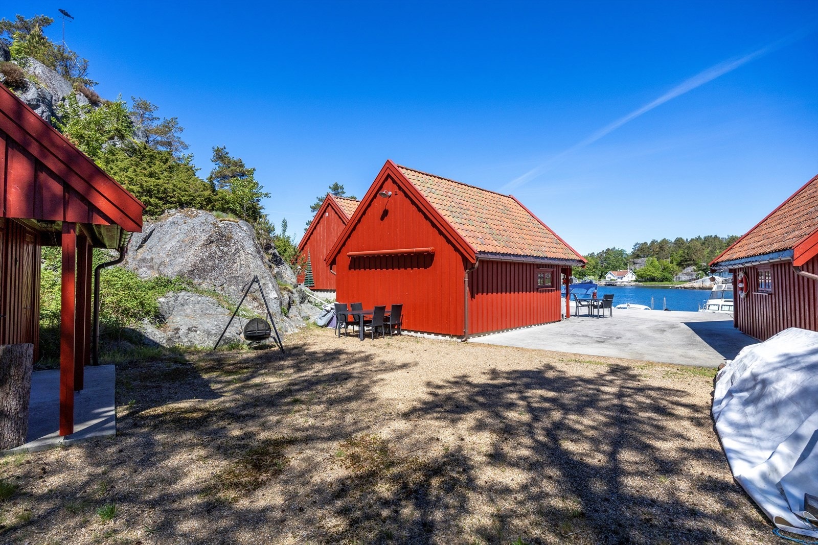 Uteplass med markise på baksiden av bua. Galleribilde