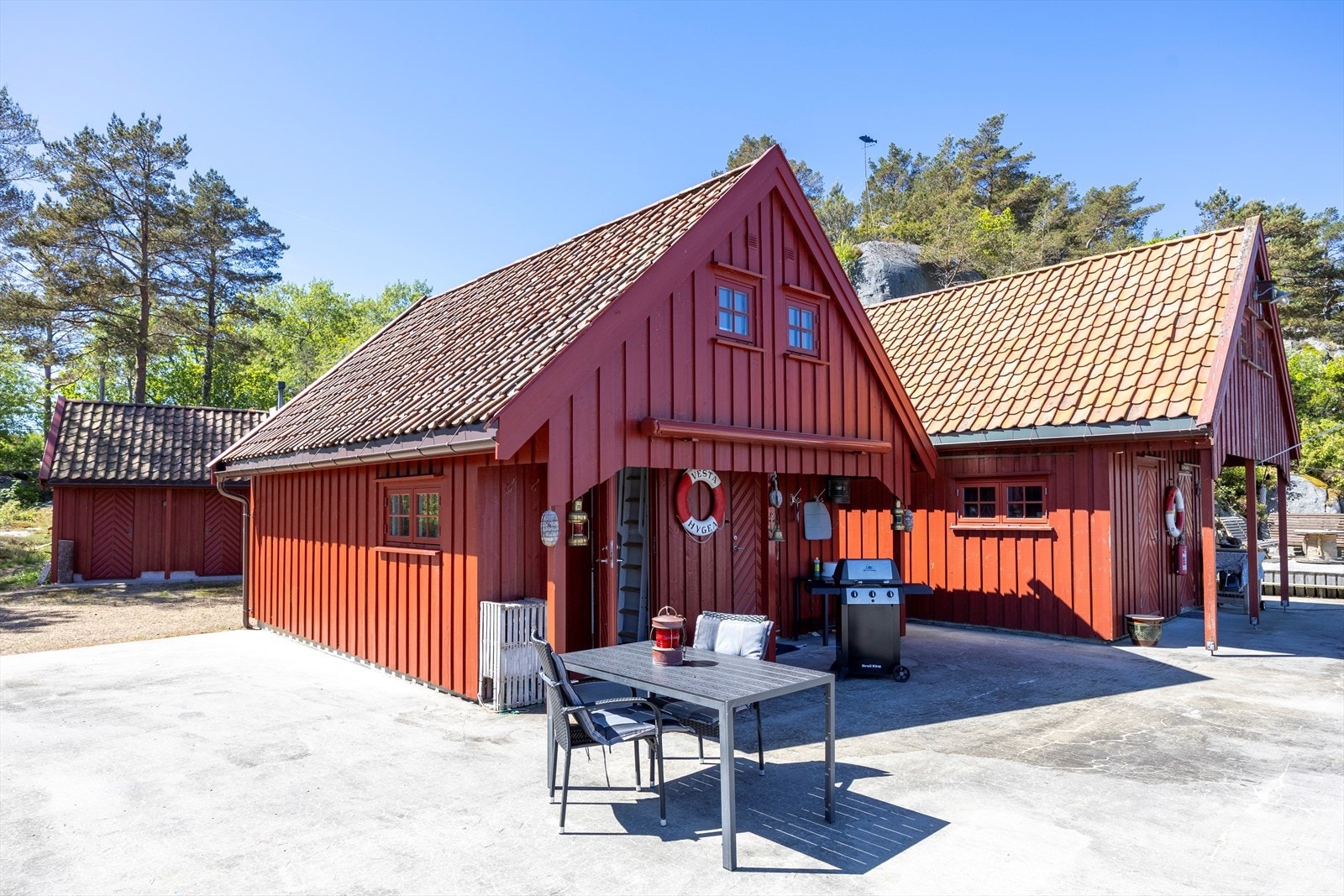 Det er solrike og fine felles uteområder på brygga. Galleribilde