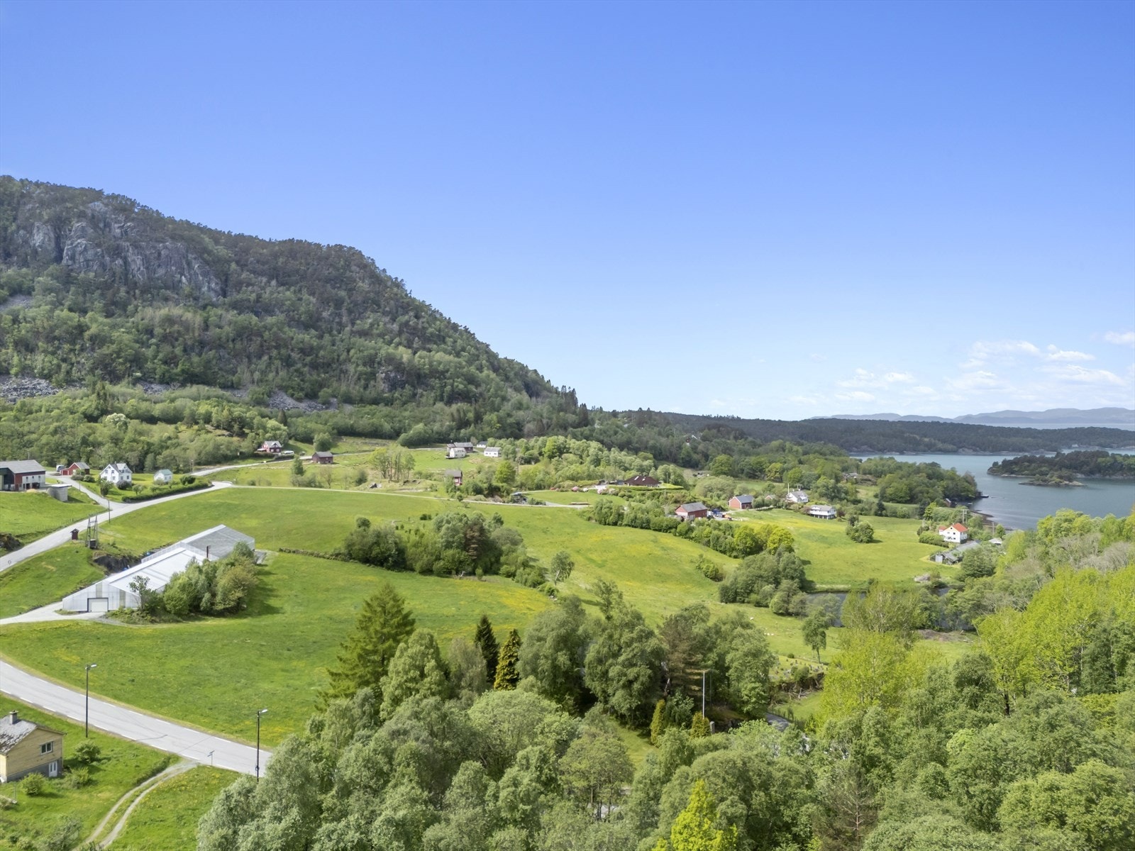 Området byr på fine turmuligheter, og Apalvika friluftsområde er en kort kjøretur unna. Galleribilde