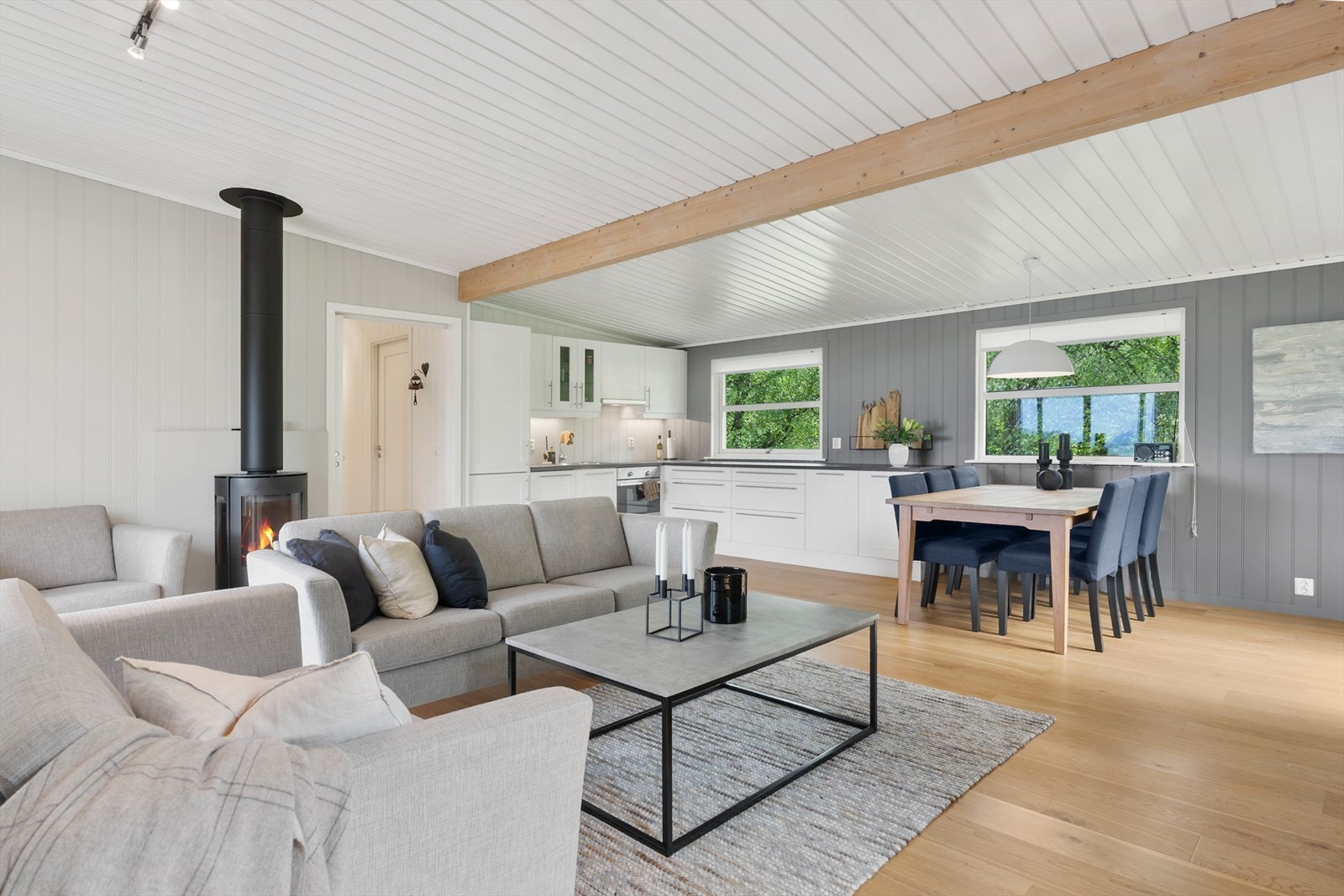 Åpen løsning mellom stue og kjøkken gir en sosial og romslig sone. Foto: Studiovest - Alexander Galleribilde