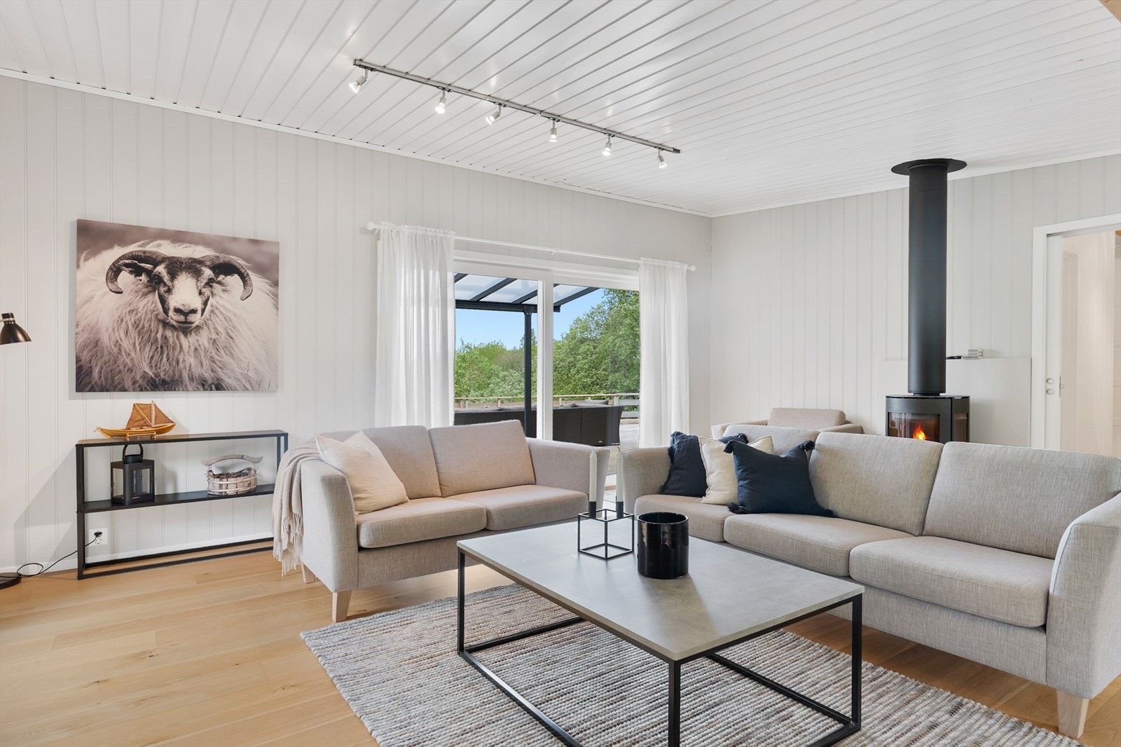 Stuen har god plass til sofagruppe og direkte utgang til terrassen. Galleribilde