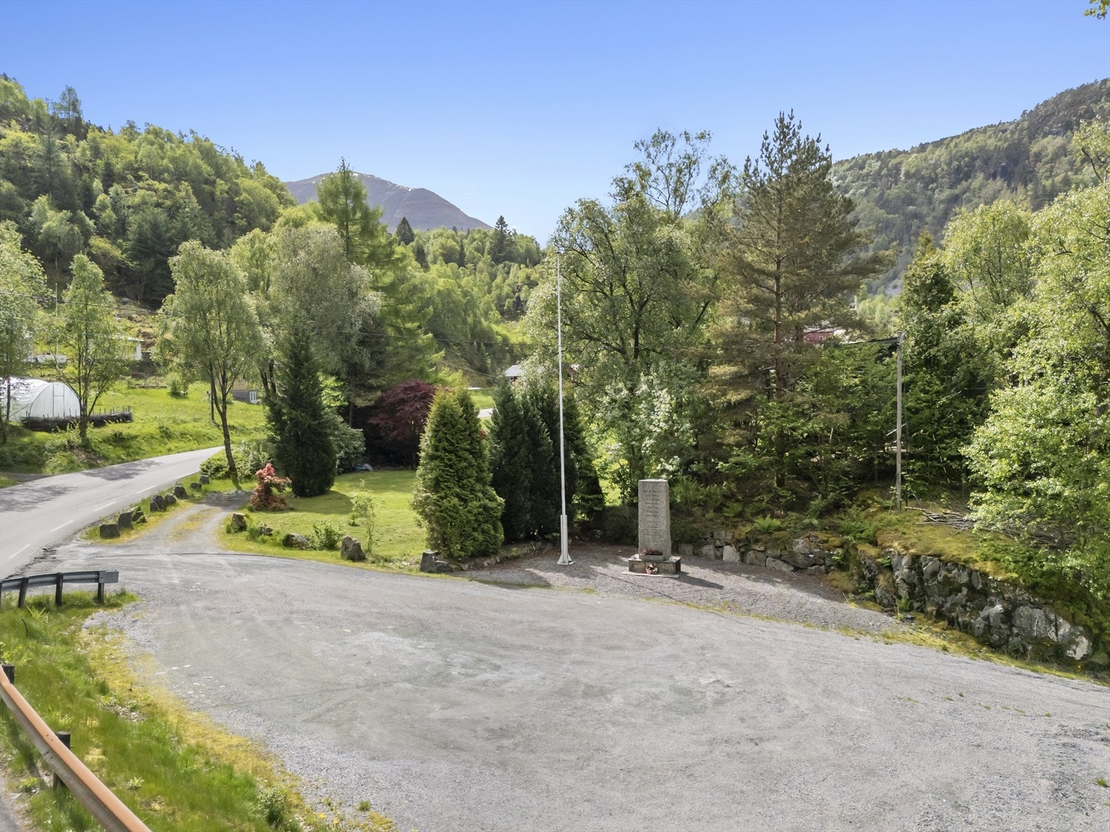 Nærmeste bussholdeplass, Grindsland, er kun 1 minutt unna med forbindelse til blant annet Våge. Galleribilde