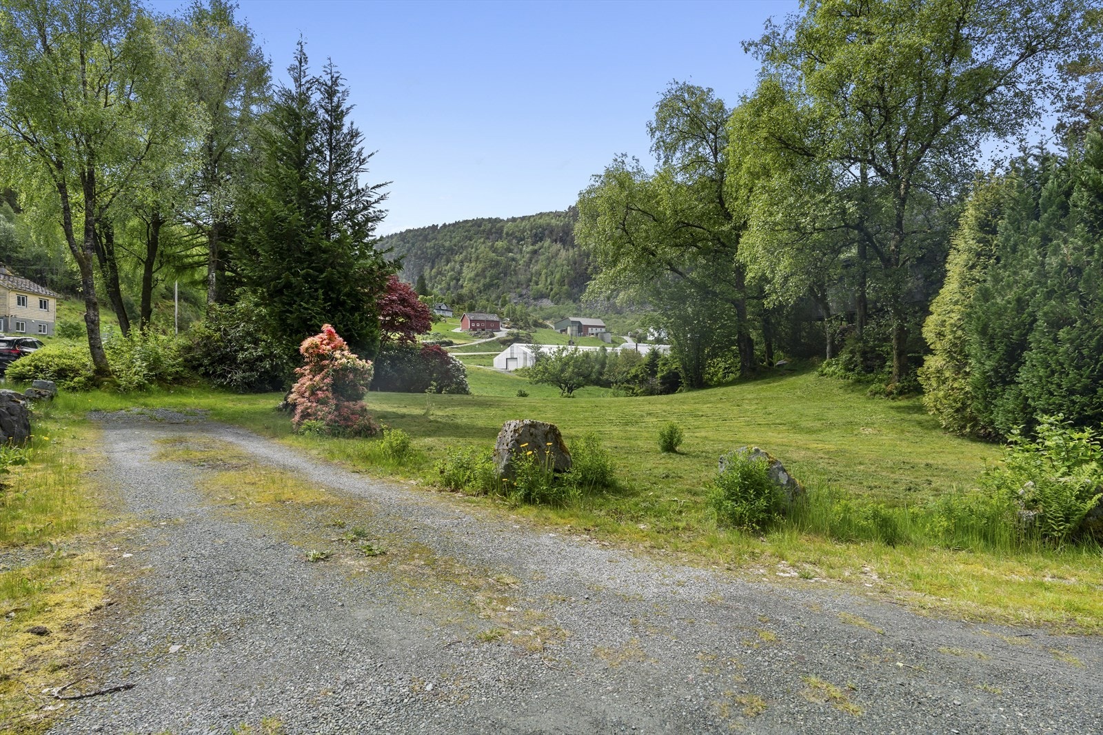 Eiendommen er en naturtomt med stedvis fjell og berg i dagen. Galleribilde
