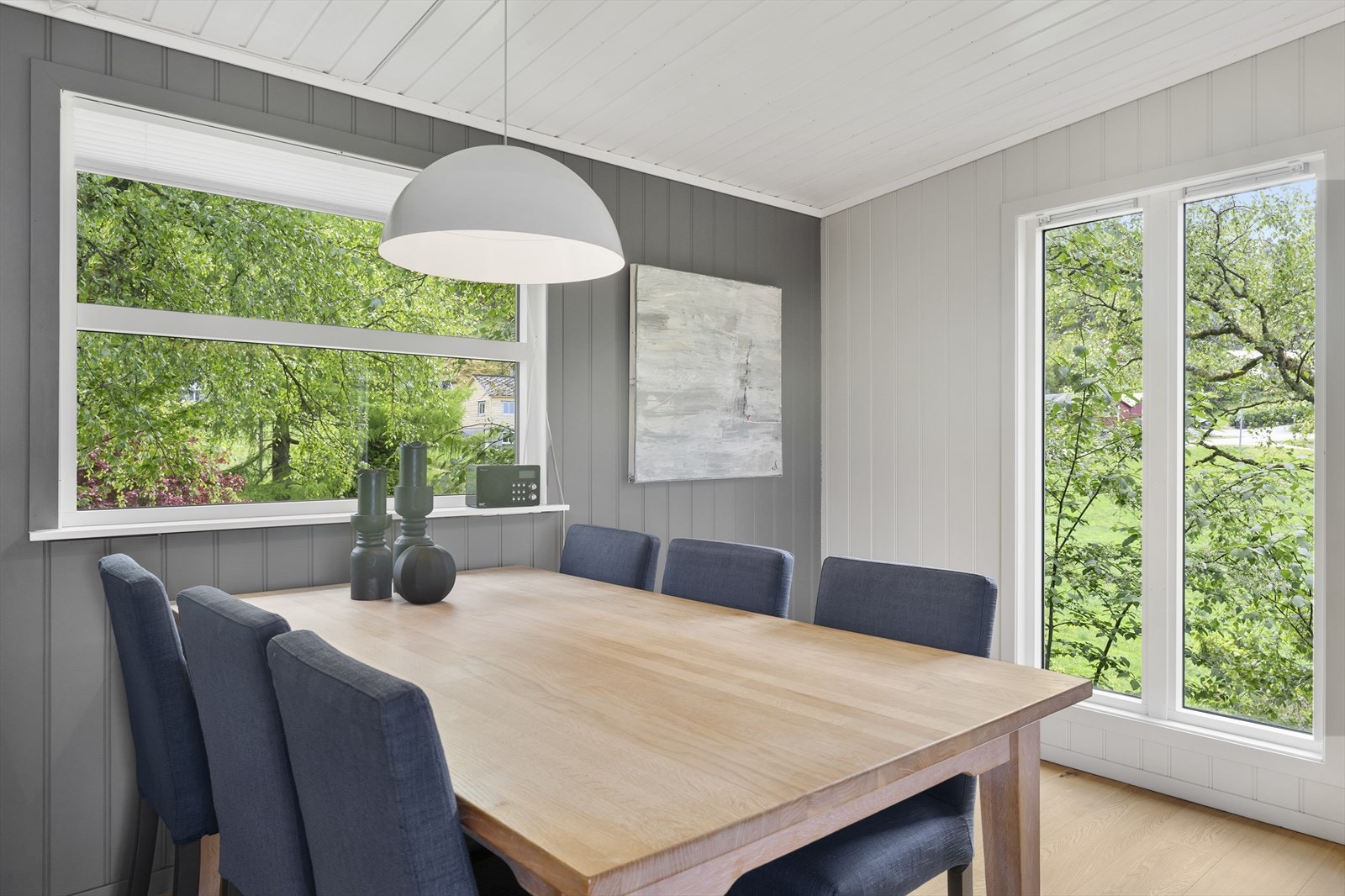 Spisestuen er en naturlig del av allrommet, med plass til langbord. Galleribilde