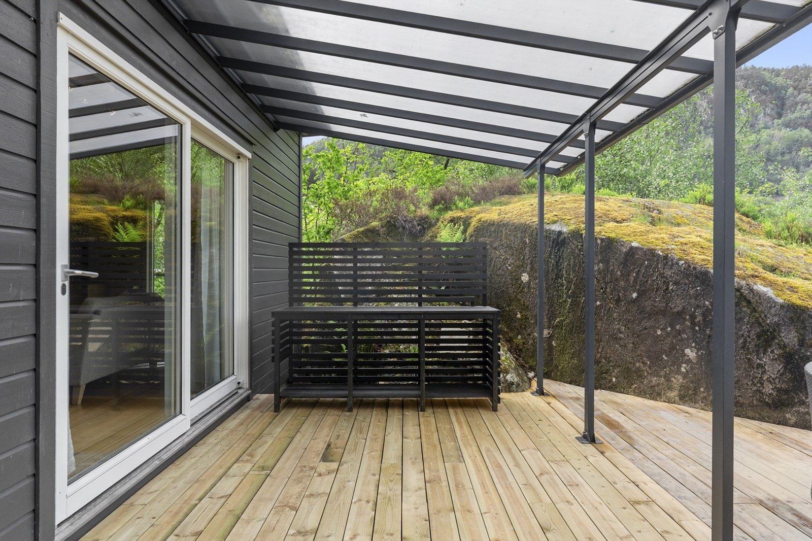 En del av terrassen er takoverbygget med en prefabrikkert løsning med lysplater. Galleribilde