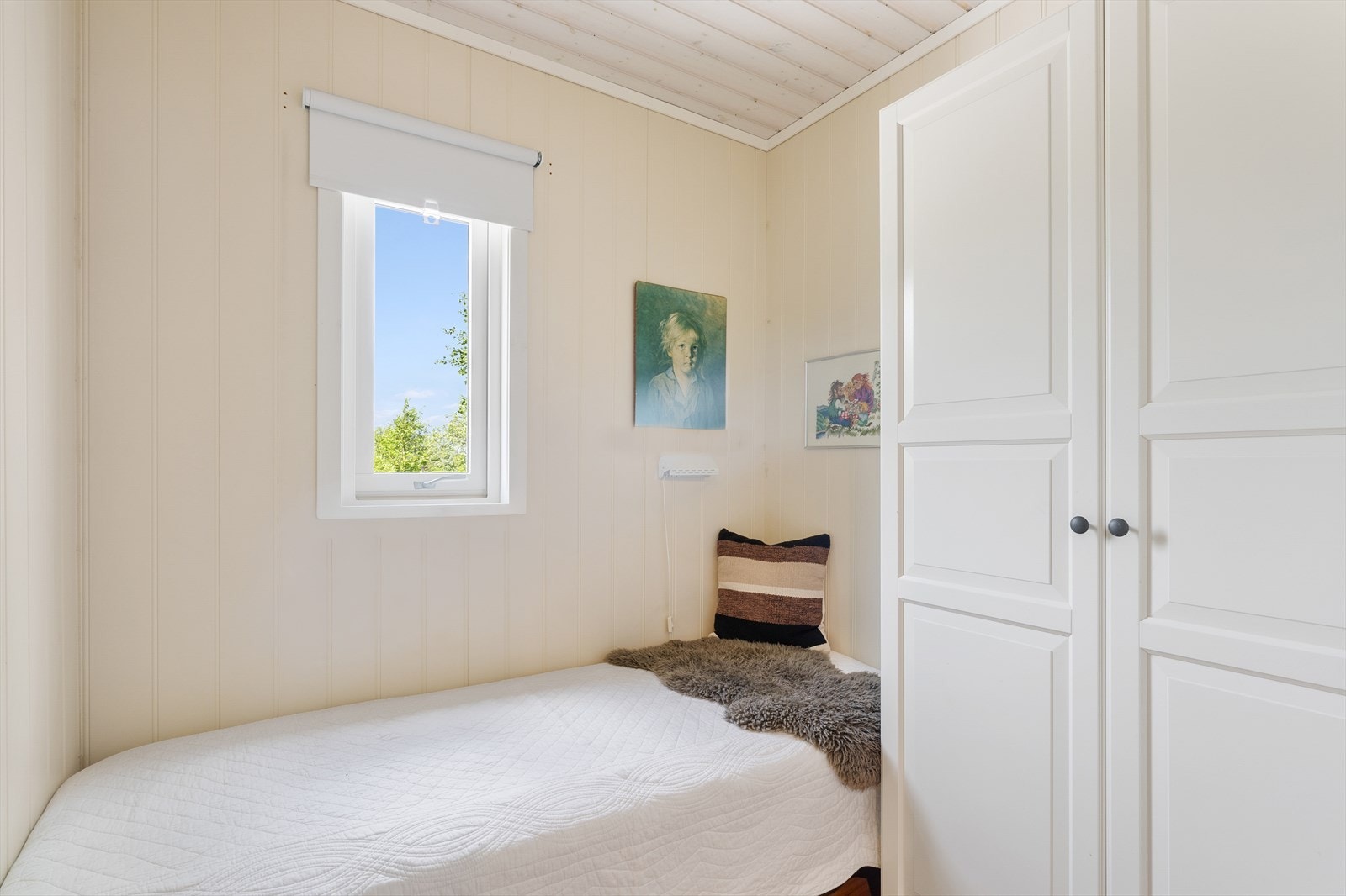 Innredet rom med garderobeskap. Rommet har for liten lysflate i henhold til dagens krav. Galleribilde