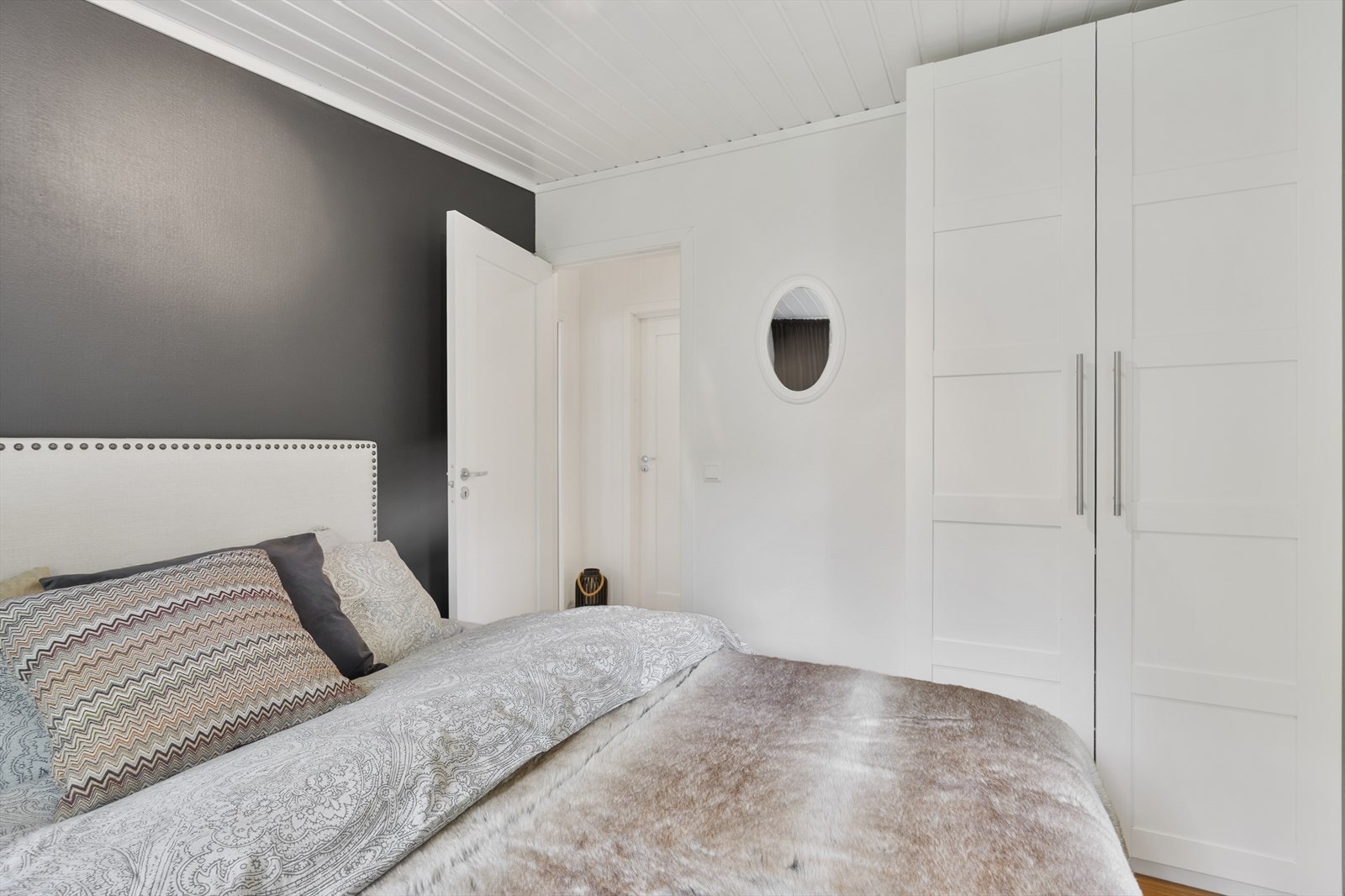 Dette rommet har parkett på gulv og garderobeskap. Galleribilde