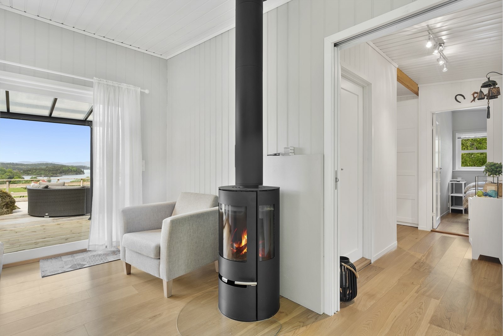 En peisovn fra 2012, montert på glassplate, gir varme og hygge. Galleribilde