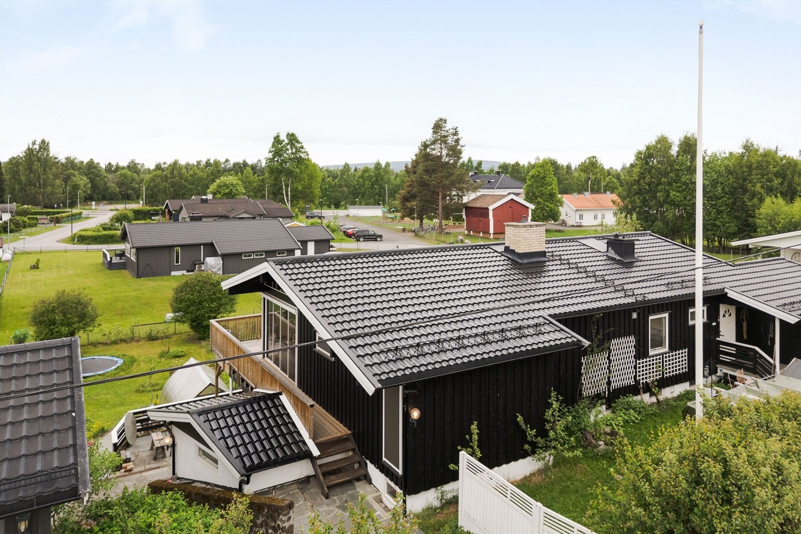 Boligen har yttervegger kledd med tømmermannpanel som sist ble overflatebehandlet i ca. 2023. Ny taktekking ble lagt i ca. 2015. Montert 30 solcellepaneler på vestvendt tak. De siste 3 årene har gjennomsnittsproduksjon vært 1551,26 kwt i året. Galleribilde