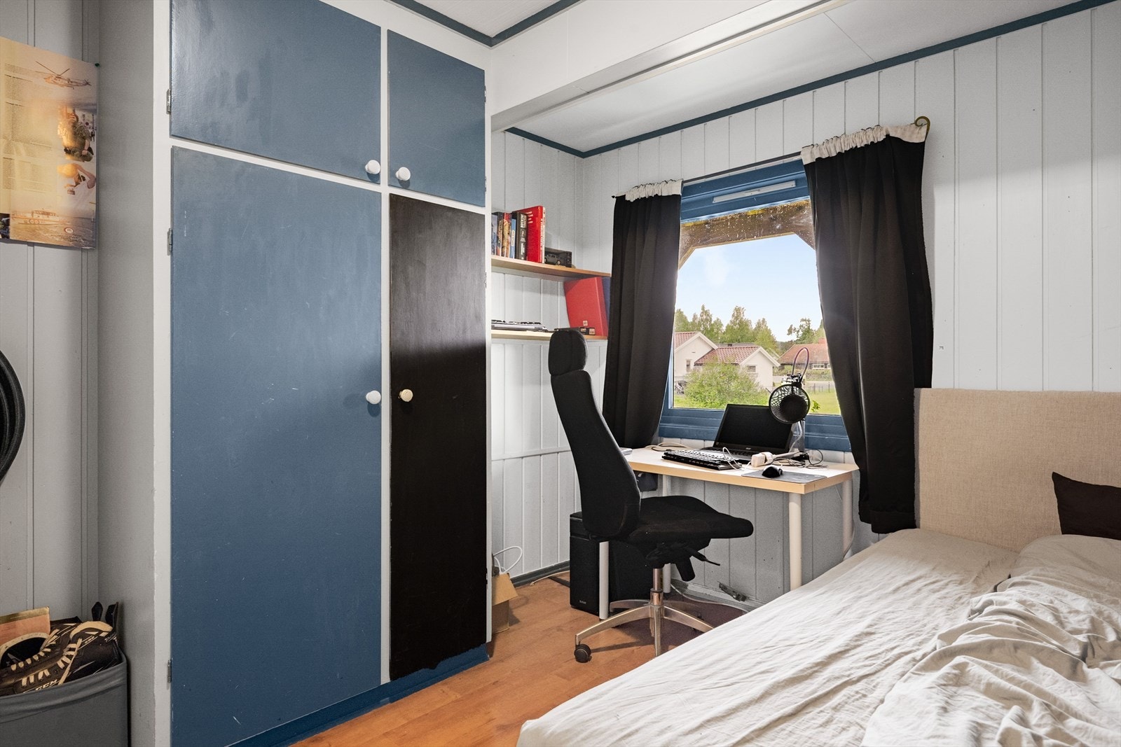 Soverom 3 er i dag innredet med både dobbeltseng og kontorpult. Det er også oppbevaringsplass i plassbygget garderobeskap. Galleribilde