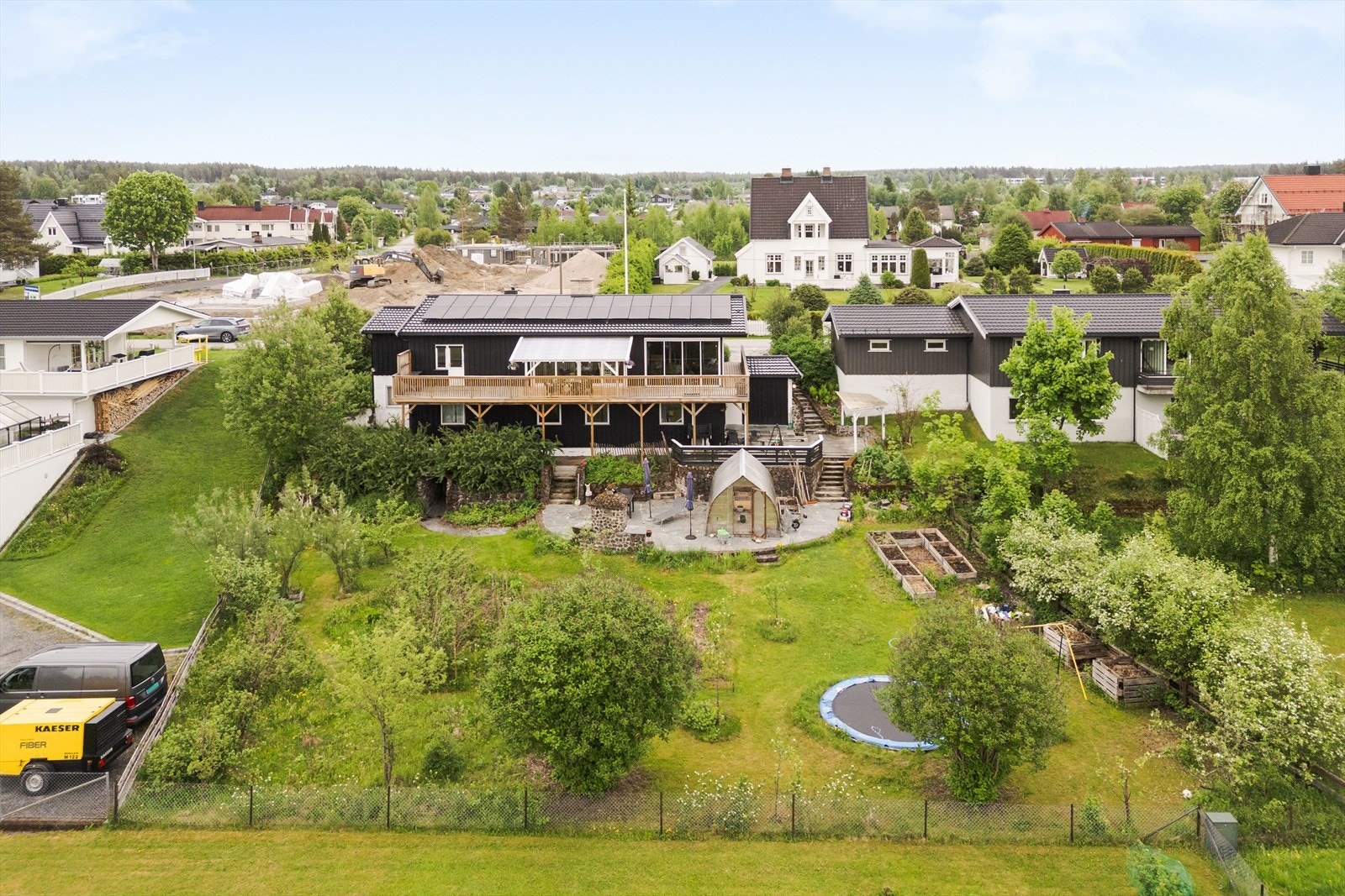 Fra boligen er det også kort vei opp til Svartholtet med fine tur- og treningsmuligheter for hele familien. Her er det milevis med stier og grusveier som kan benyttes til fots eller på sykkelsetet. På vinterstid er det et godt utbygd løypenett. Galleribilde