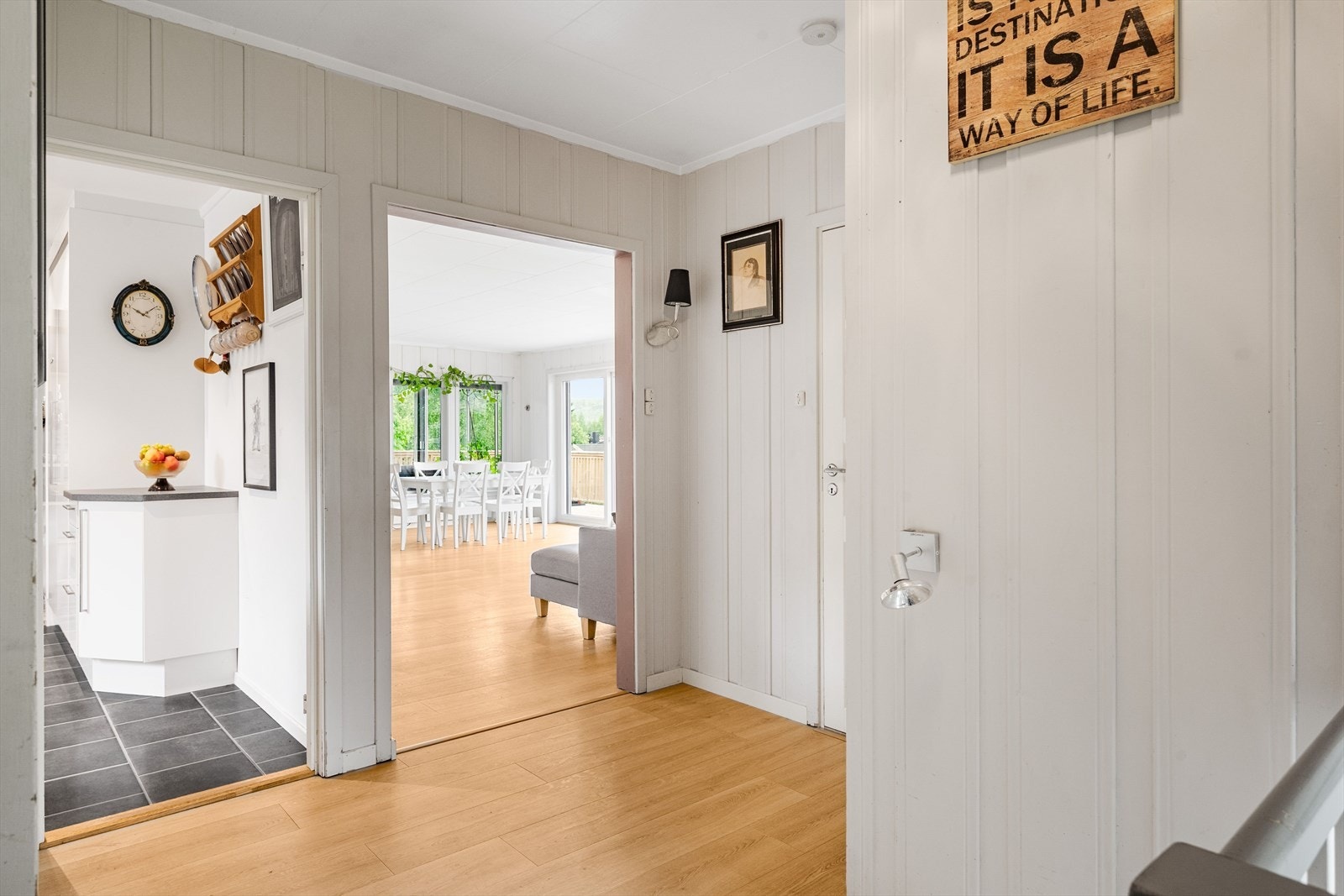 Videre kommer du inn i en gang som fungerer som et knutepunkt i boligens 1. etasje. Galleribilde