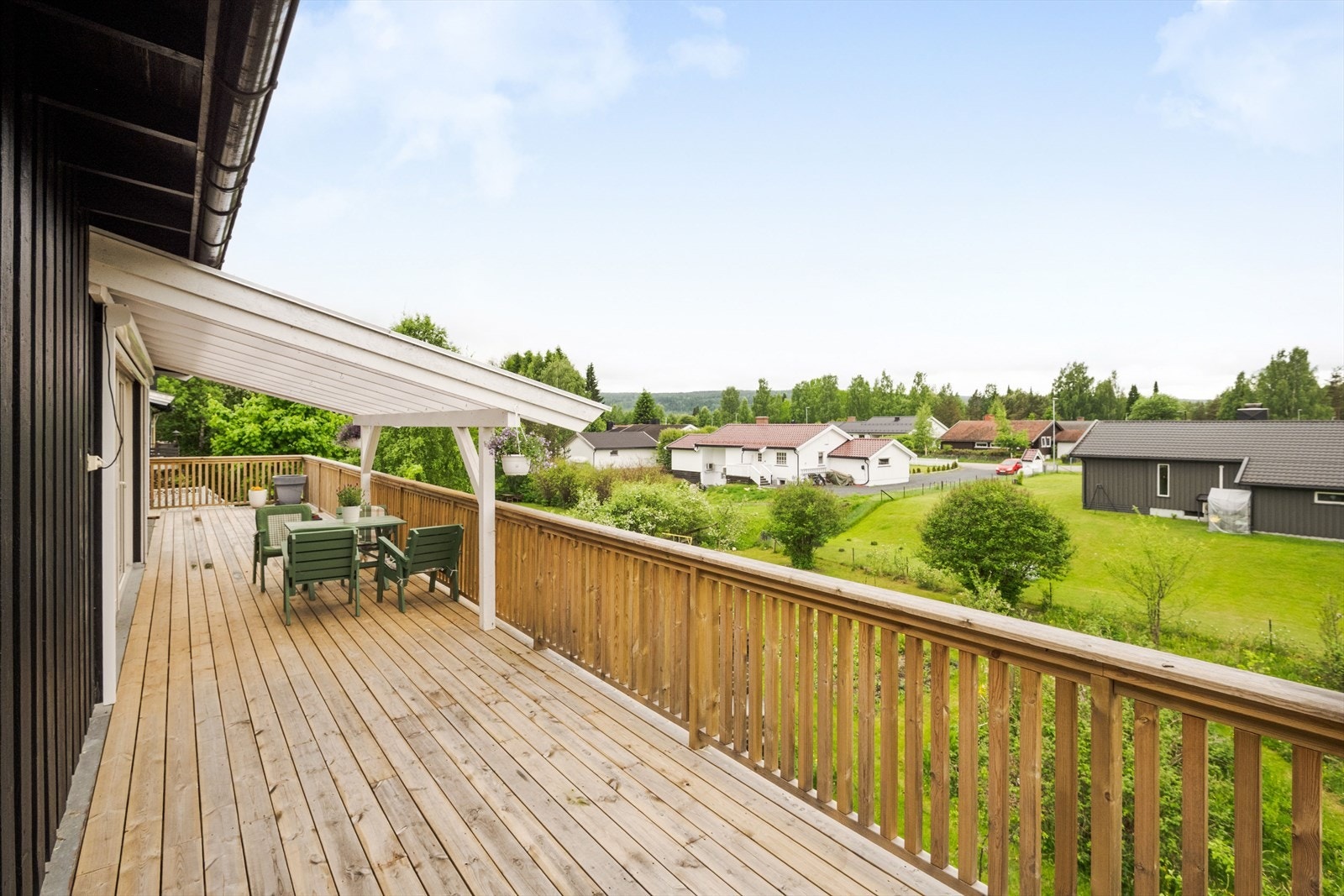 I stuen er det en stor skyvedør ut til terrassen som blir en naturlig forlengelse av boligen på sommerstid. Galleribilde