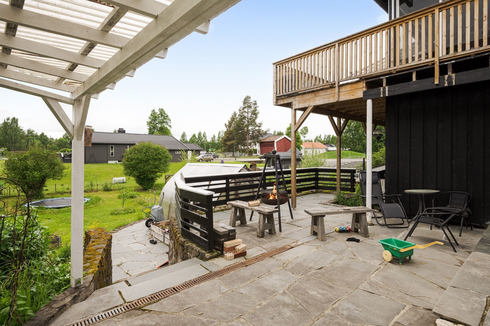 Videre kommer du ned til en solrik vestvendt terrasse belagt med steinheller. Galleribilde