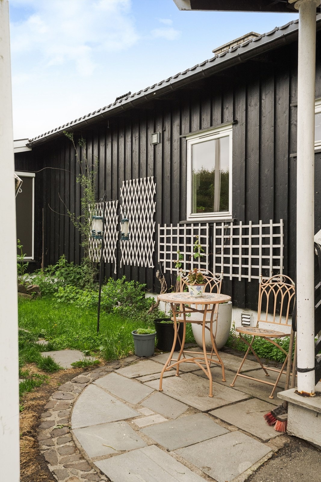 Ved inngangspartiet er det en koselig uteplass mot øst - perfekt for morgenkaffen i solen! Galleribilde