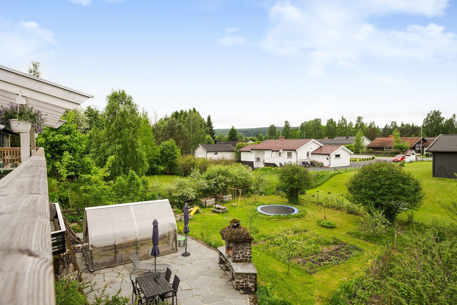 Superkoselig hage med steinbelagt uteplass med utepeis, drivhus, gressplen, variert beplantning og kjøkkenhage! Galleribilde