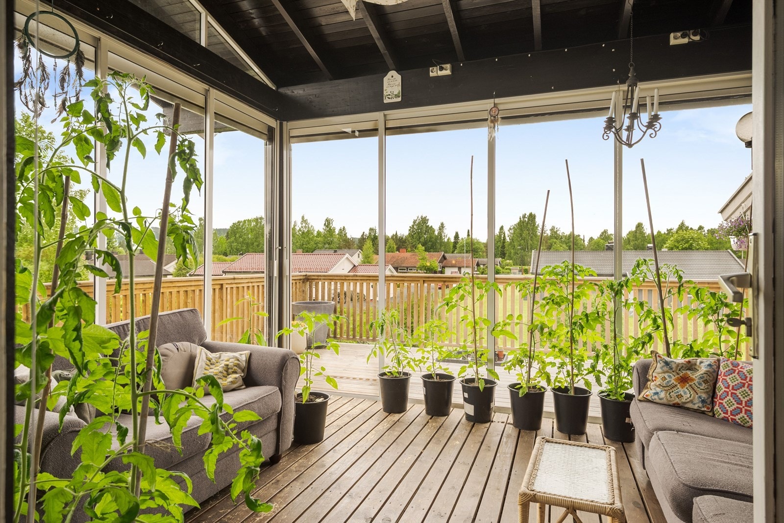 Fra soverommet er det utgang til en flott innglasset sommerstue som vender mot både syd og vest. Galleribilde