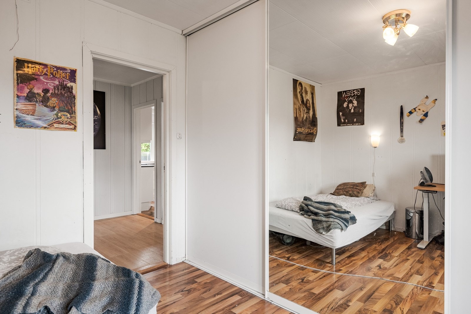Soverom 2 er et lyst og romslig soverom med god oppbevaringsplass i stor plassbygget skyvedørsgarderobe. Galleribilde