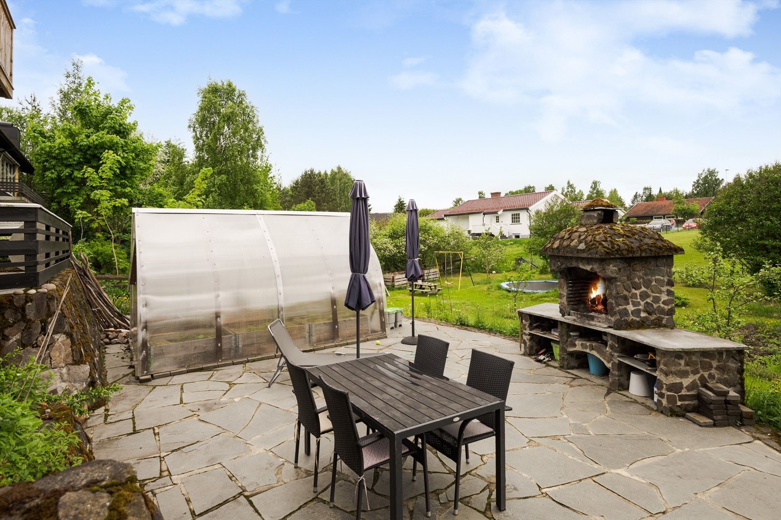 Flott og solrik uteplass belagt med steinheller og god plass til sittegruppe etter eget ønske og behov. Det er også en koselig murt utepeis som bidrar til ekstra kose og hygge! Galleribilde