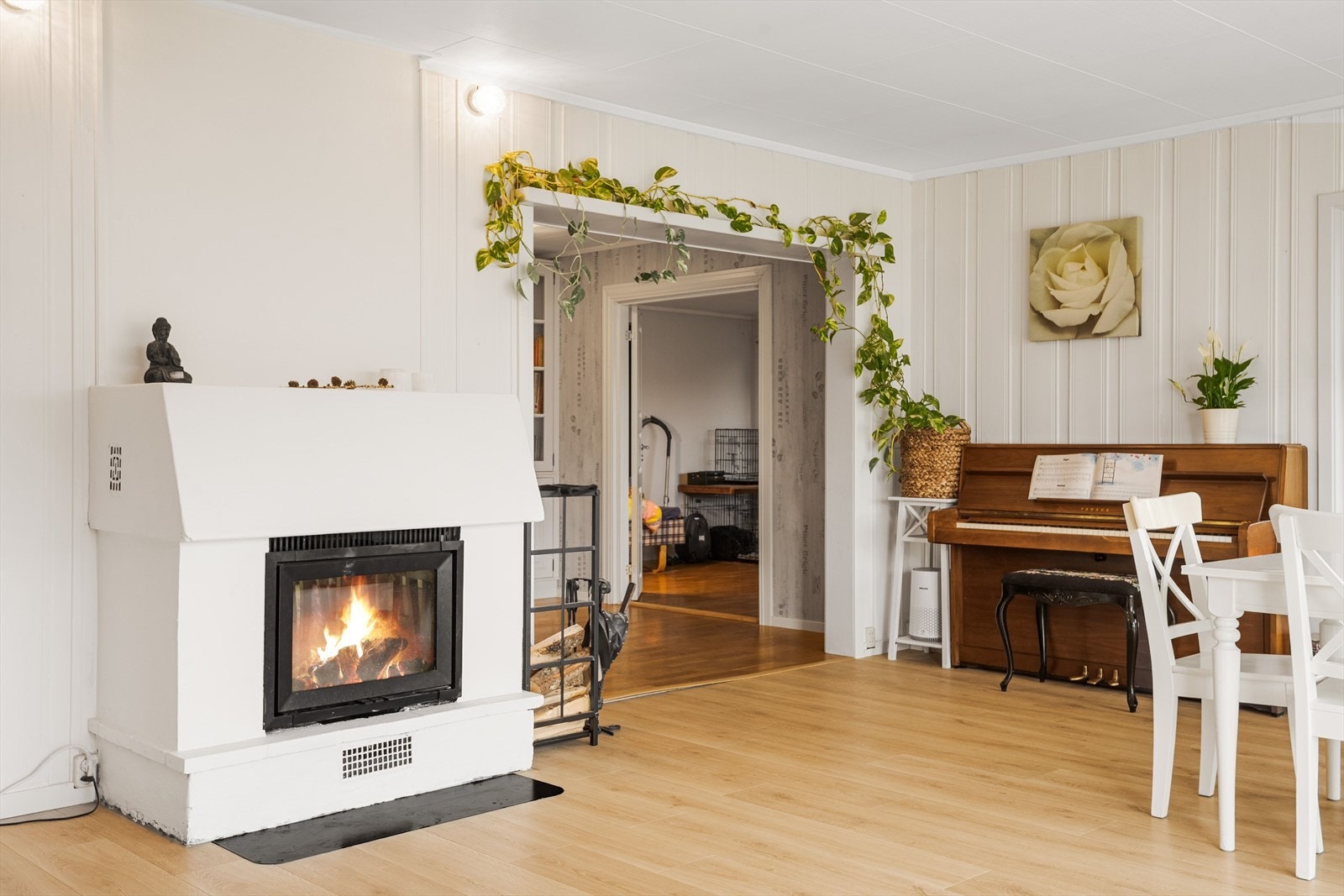 Som et fint midtpunkt i stuen er det en flott murt peis med peisinnsats som både gir god varme og bidrar til ekstra hygge. Galleribilde