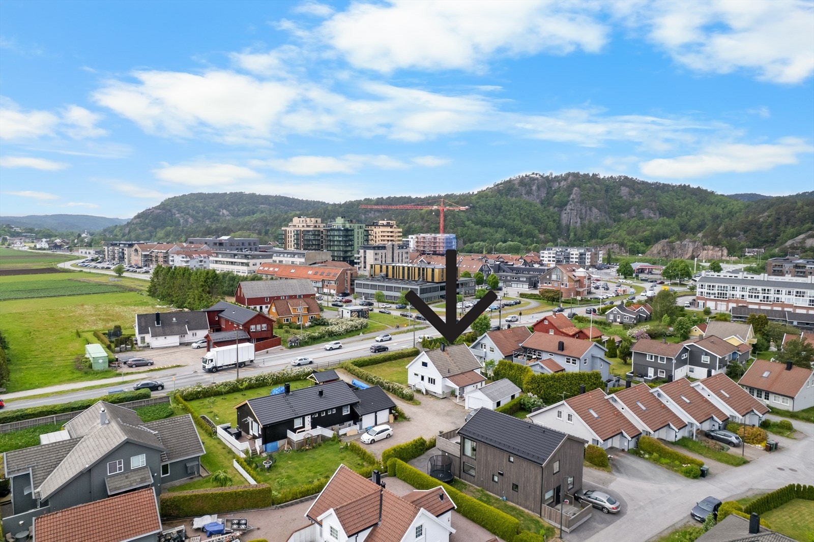 Flott plassering like ved Tangvall med kort vei til "alle" fasiliteter! Galleribilde