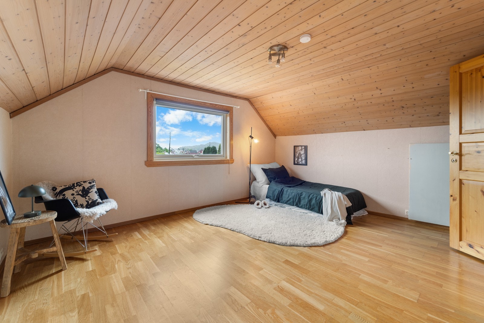 Romslig loft med 2 innredede rom og toalettrom. Etasjen er ikke søkt godkjent til varig opphold og dermed er det ikke godkjente soverom her. Galleribilde