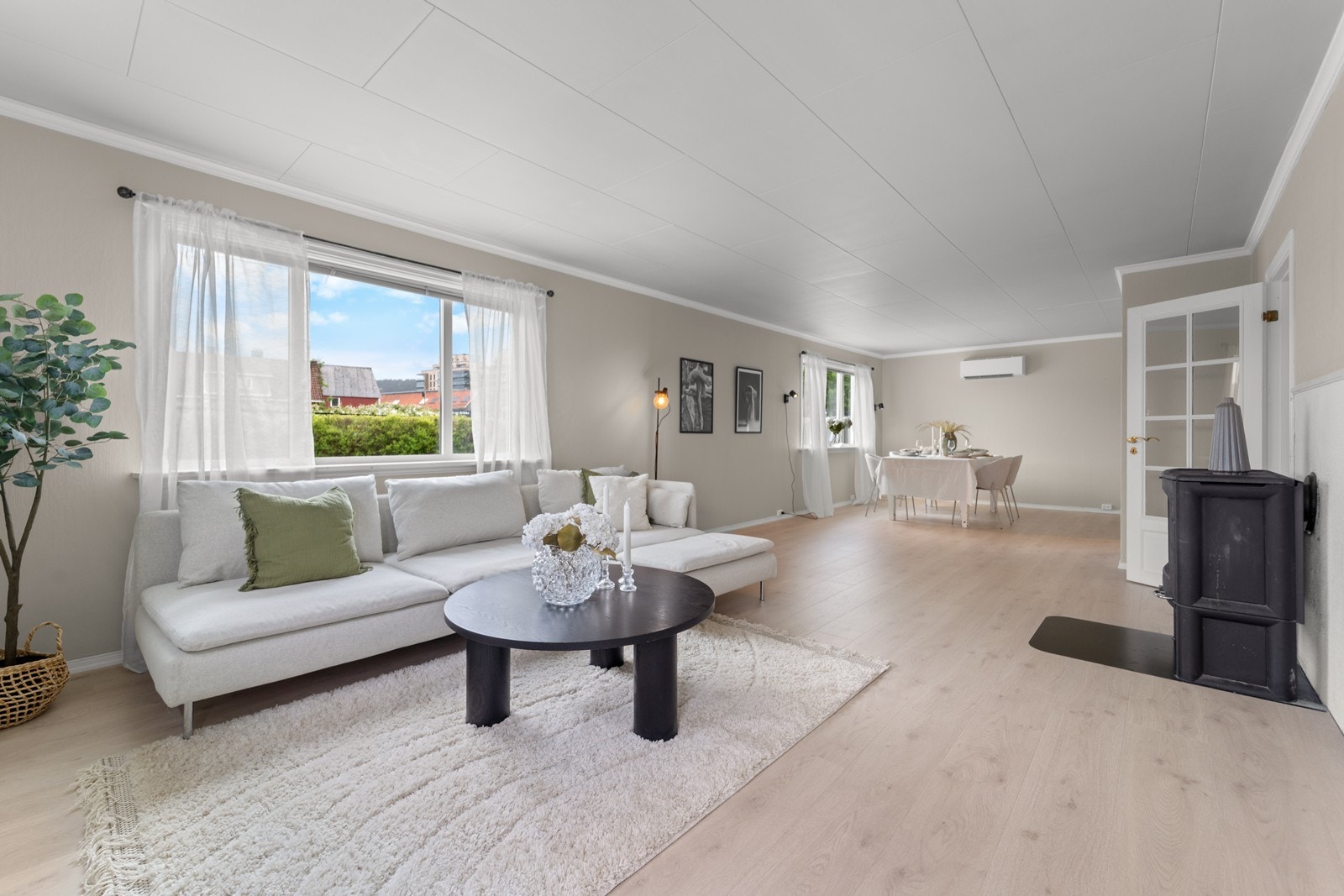 Romslig stue med lyse overflater og god plass. Mange muligheter! På tegningene er det et ekstra soverom der spisebordet står (se salgsoppgave for tegninger). Galleribilde