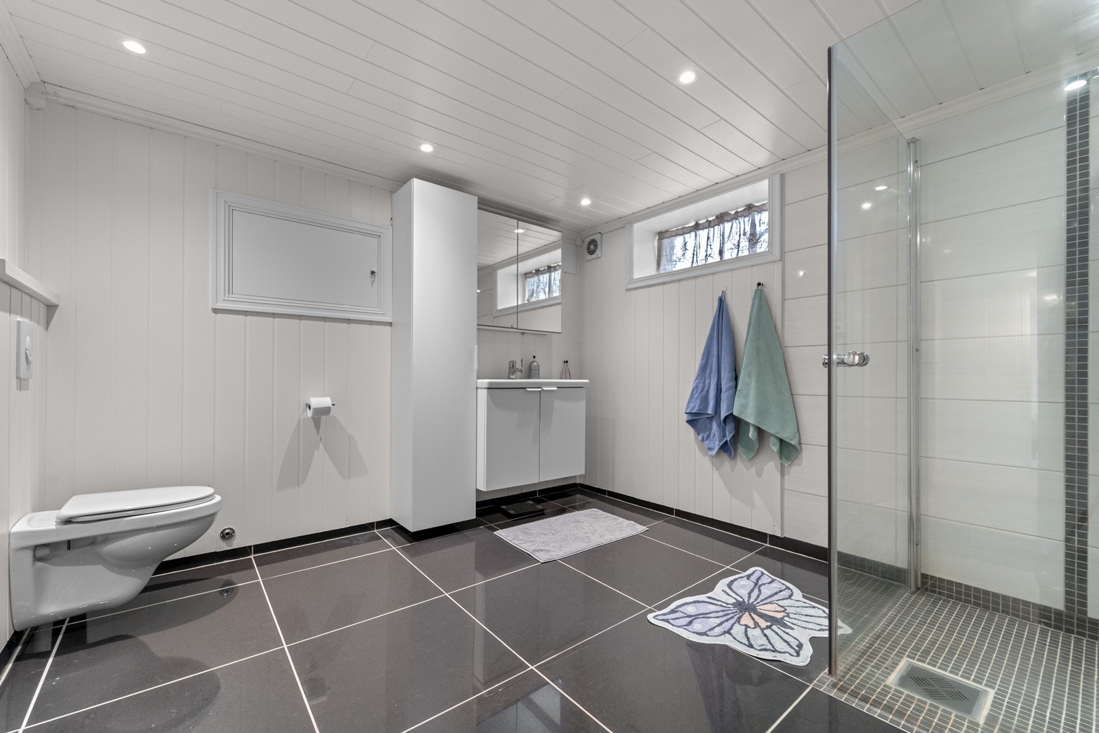 Romslig bad med dusjhjørne. Det er også vaskerom slik at man slipper å ha vaskemaskin på badet. Mye god plass! Galleribilde
