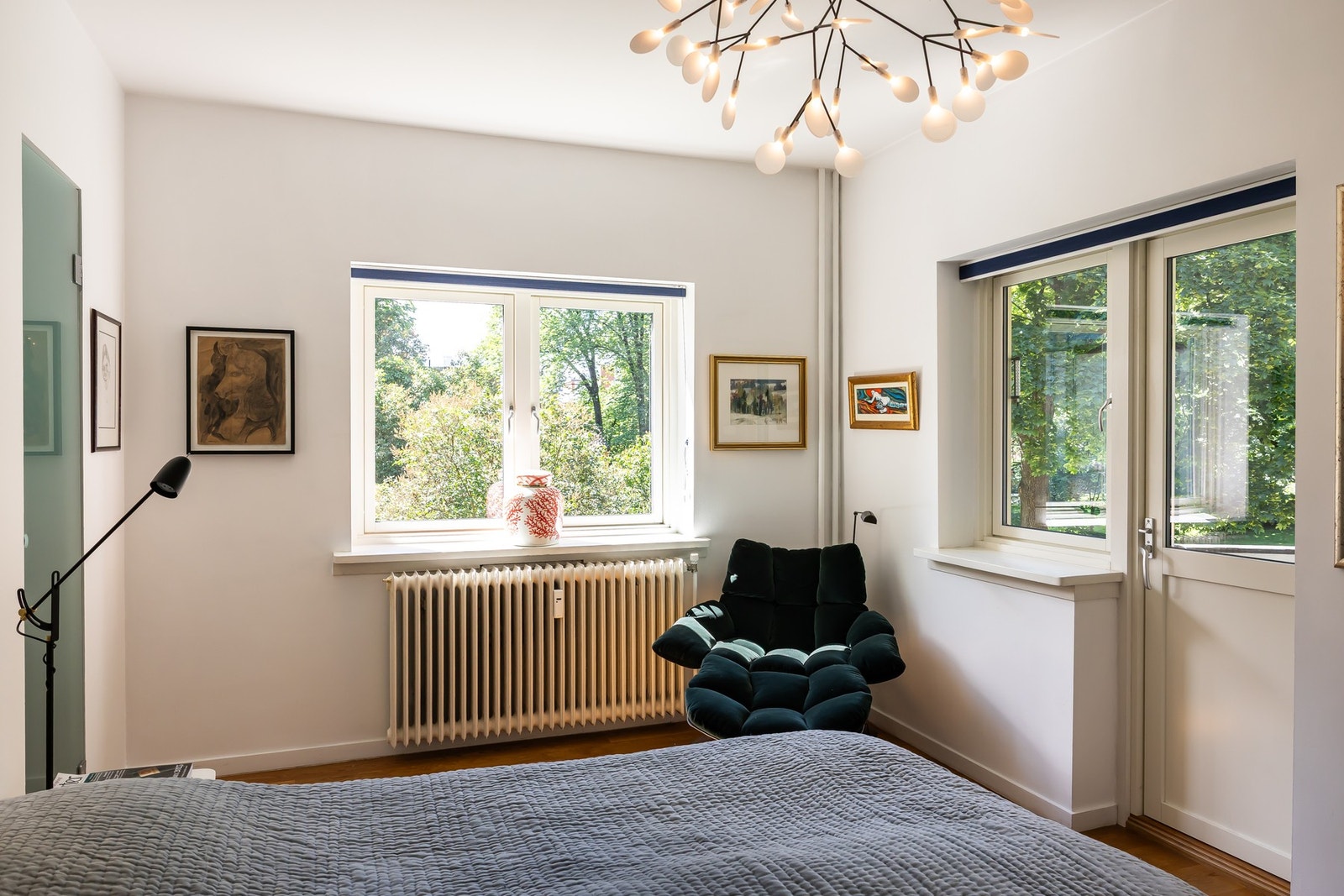 Fra hovedsoverommet er det direkte utgang til balkongen tilknyttet spisestuen. Galleribilde