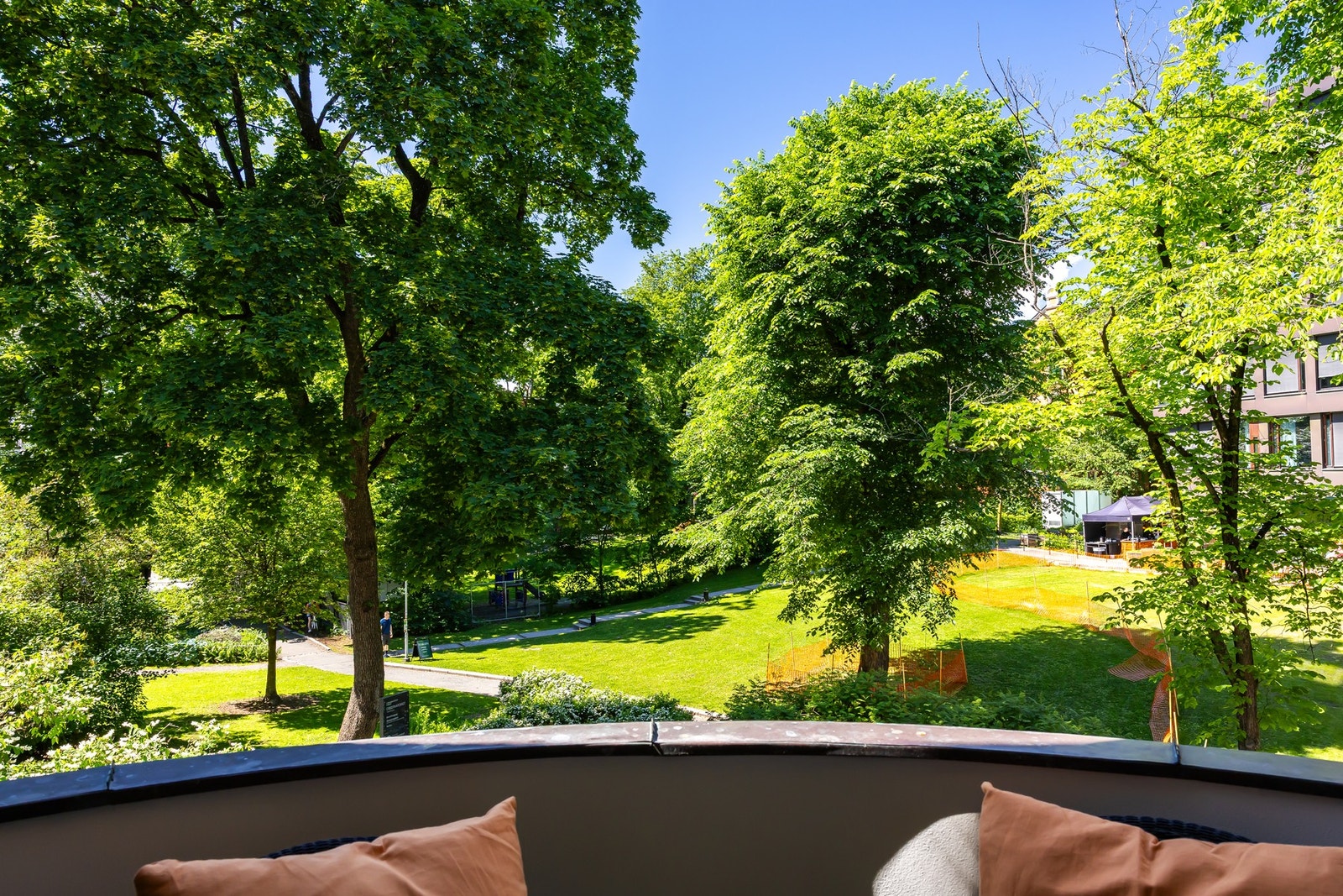 Balkongen vender mot et rolig og skjermet grøntområde. Galleribilde