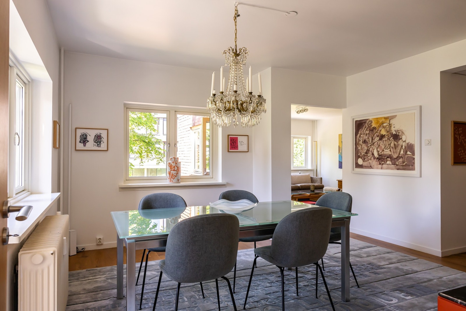 Fra stuen er det adkomst til en innbydende spisestue. Galleribilde